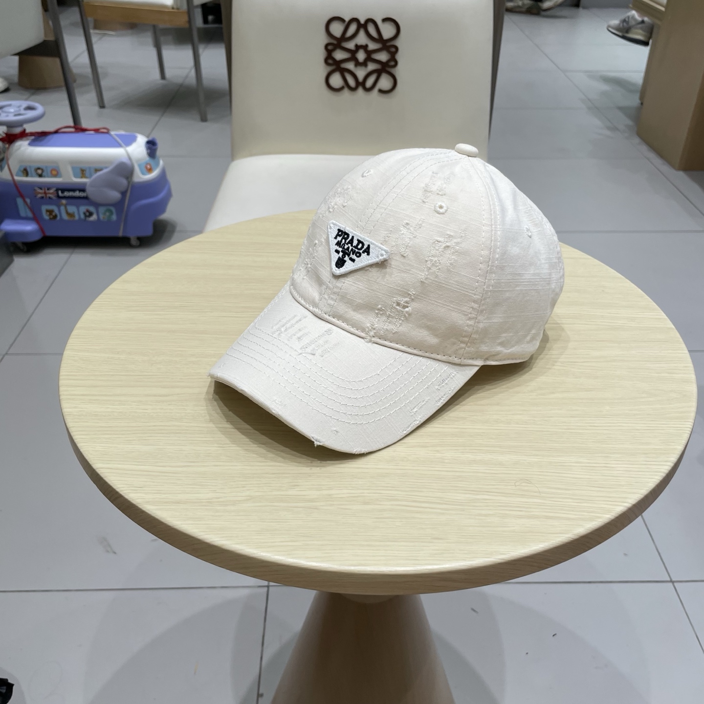  普拉达棒球帽秋款
设计感超强，让人耳目一新
头型非常好，可以修饰各种头型，实力百搭款