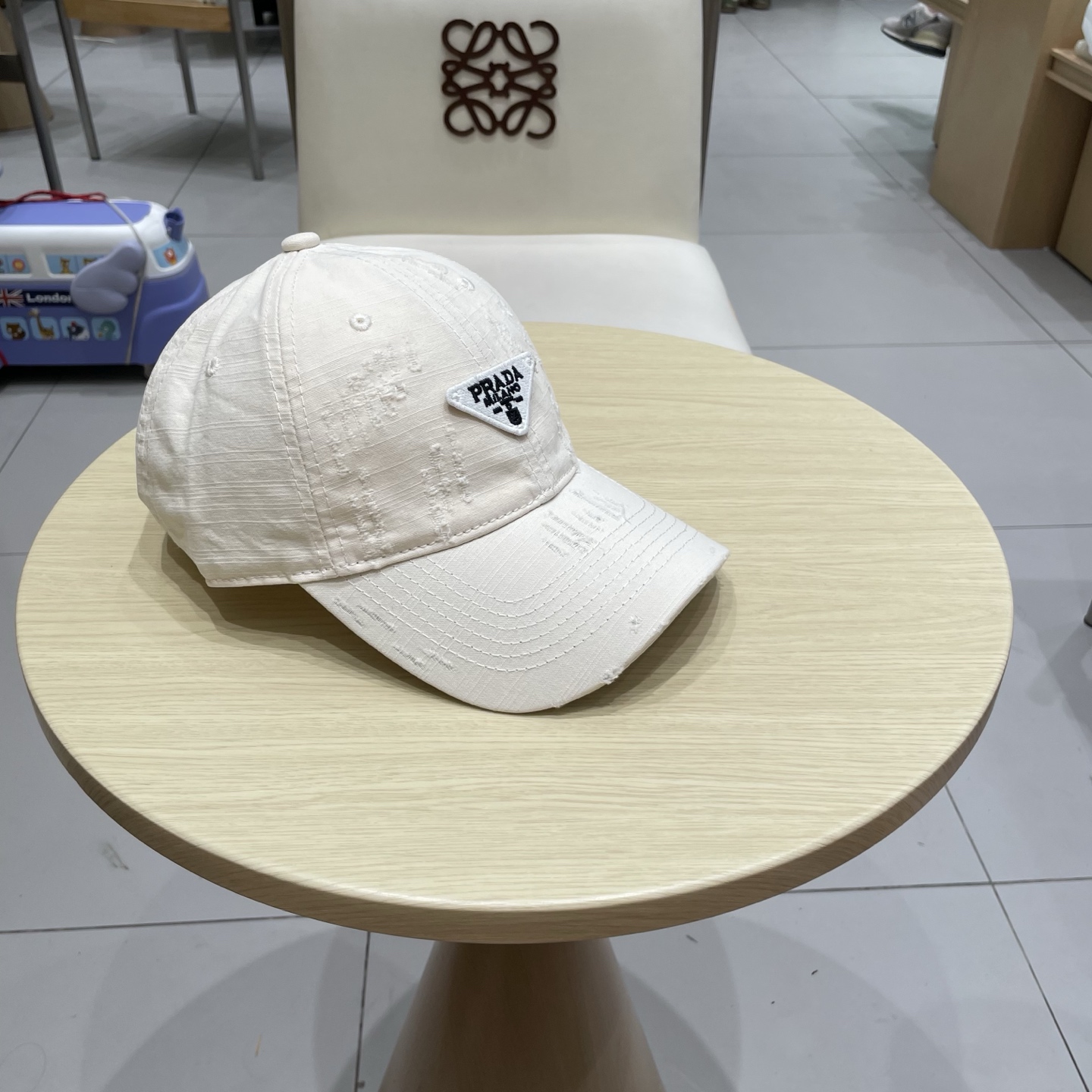  普拉达棒球帽秋款
设计感超强，让人耳目一新
头型非常好，可以修饰各种头型，实力百搭款