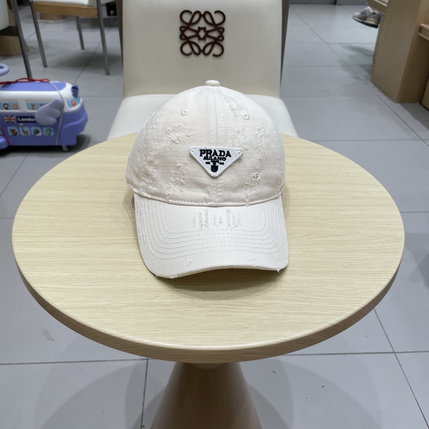  普拉达棒球帽秋款
设计感超强，让人耳目一新
头型非常好，可以修饰各种头型，实力百搭款