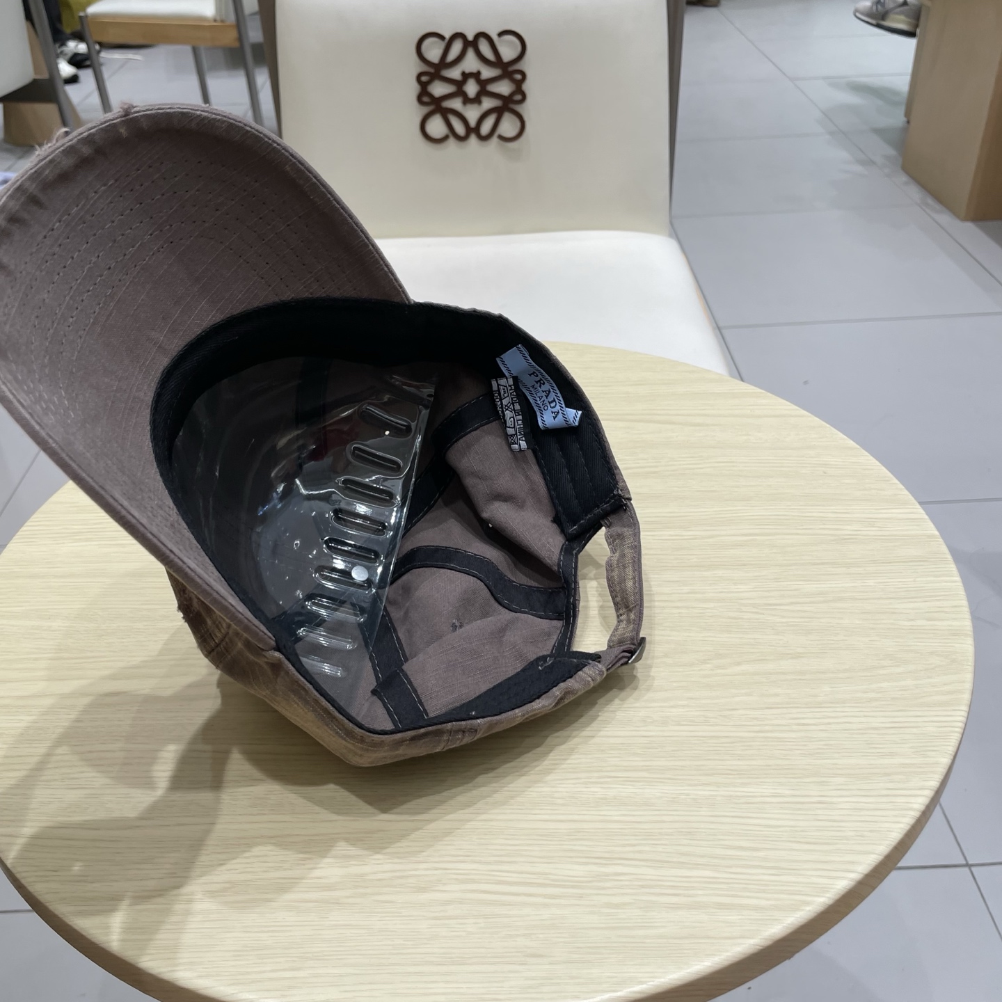  普拉达棒球帽秋款
设计感超强，让人耳目一新
头型非常好，可以修饰各种头型，实力百搭款