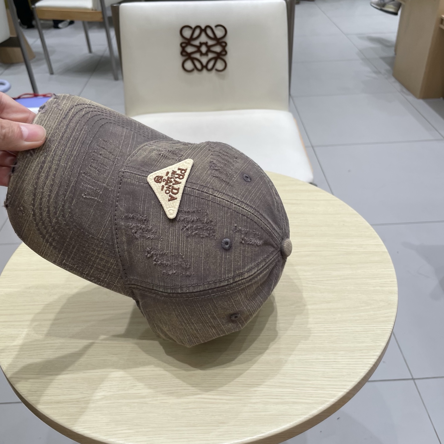  普拉达棒球帽秋款
设计感超强，让人耳目一新
头型非常好，可以修饰各种头型，实力百搭款