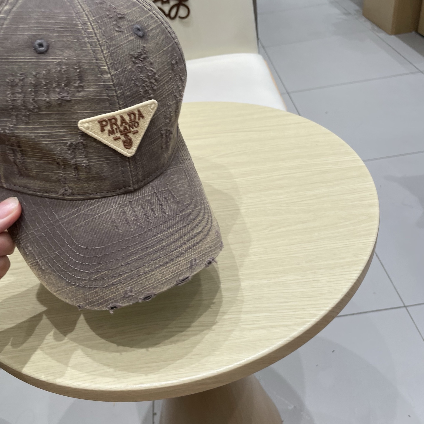  普拉达棒球帽秋款
设计感超强，让人耳目一新
头型非常好，可以修饰各种头型，实力百搭款