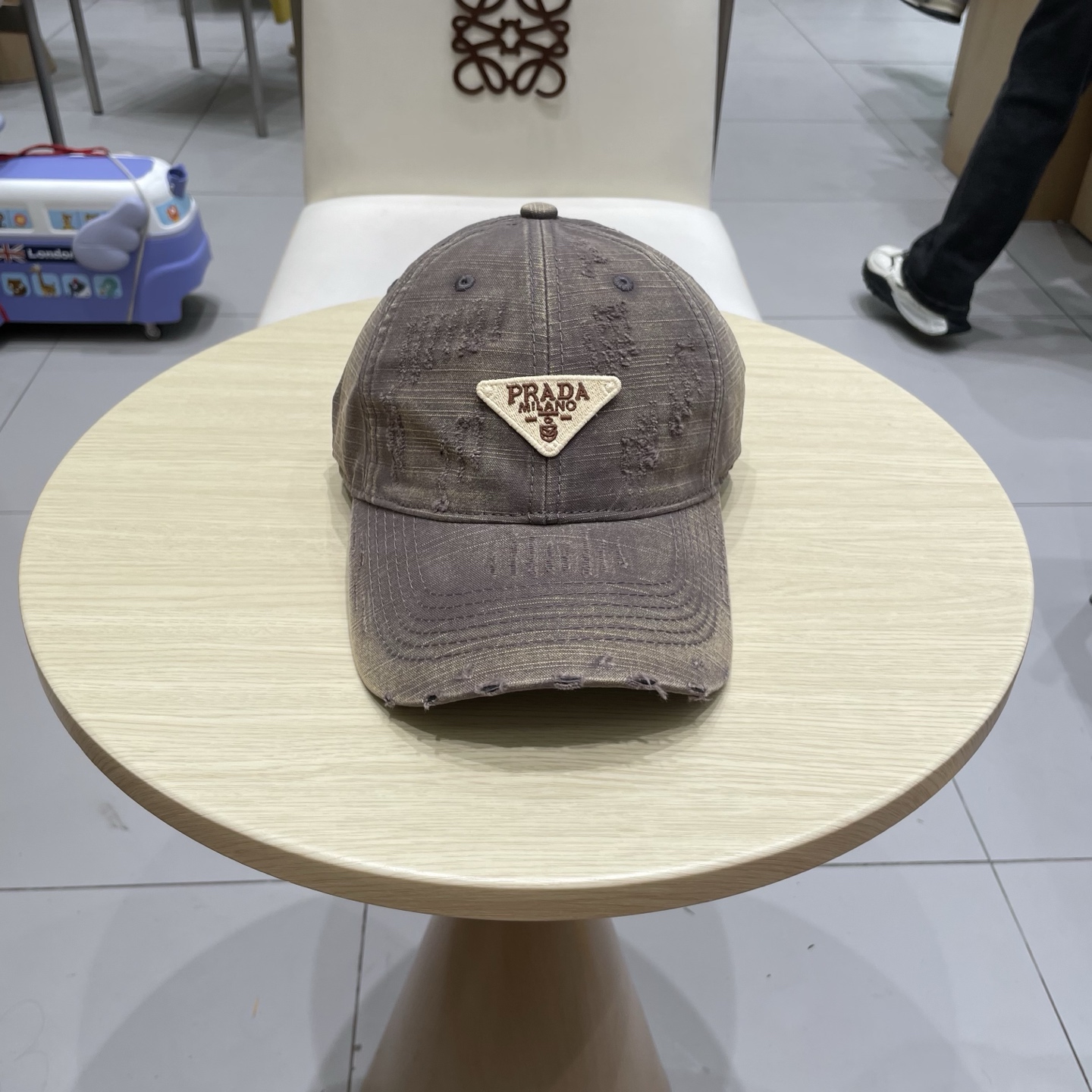  普拉达棒球帽秋款
设计感超强，让人耳目一新
头型非常好，可以修饰各种头型，实力百搭款