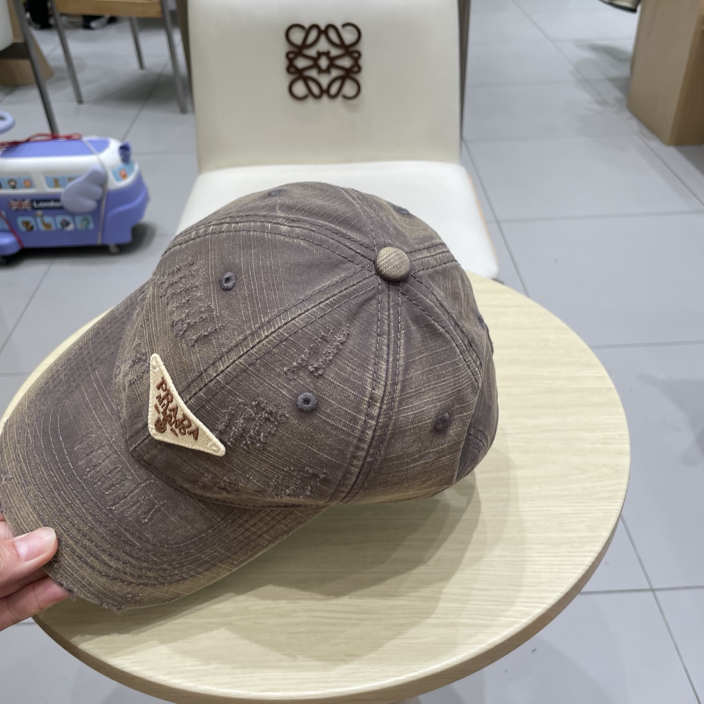  普拉达棒球帽秋款
设计感超强，让人耳目一新
头型非常好，可以修饰各种头型，实力百搭款