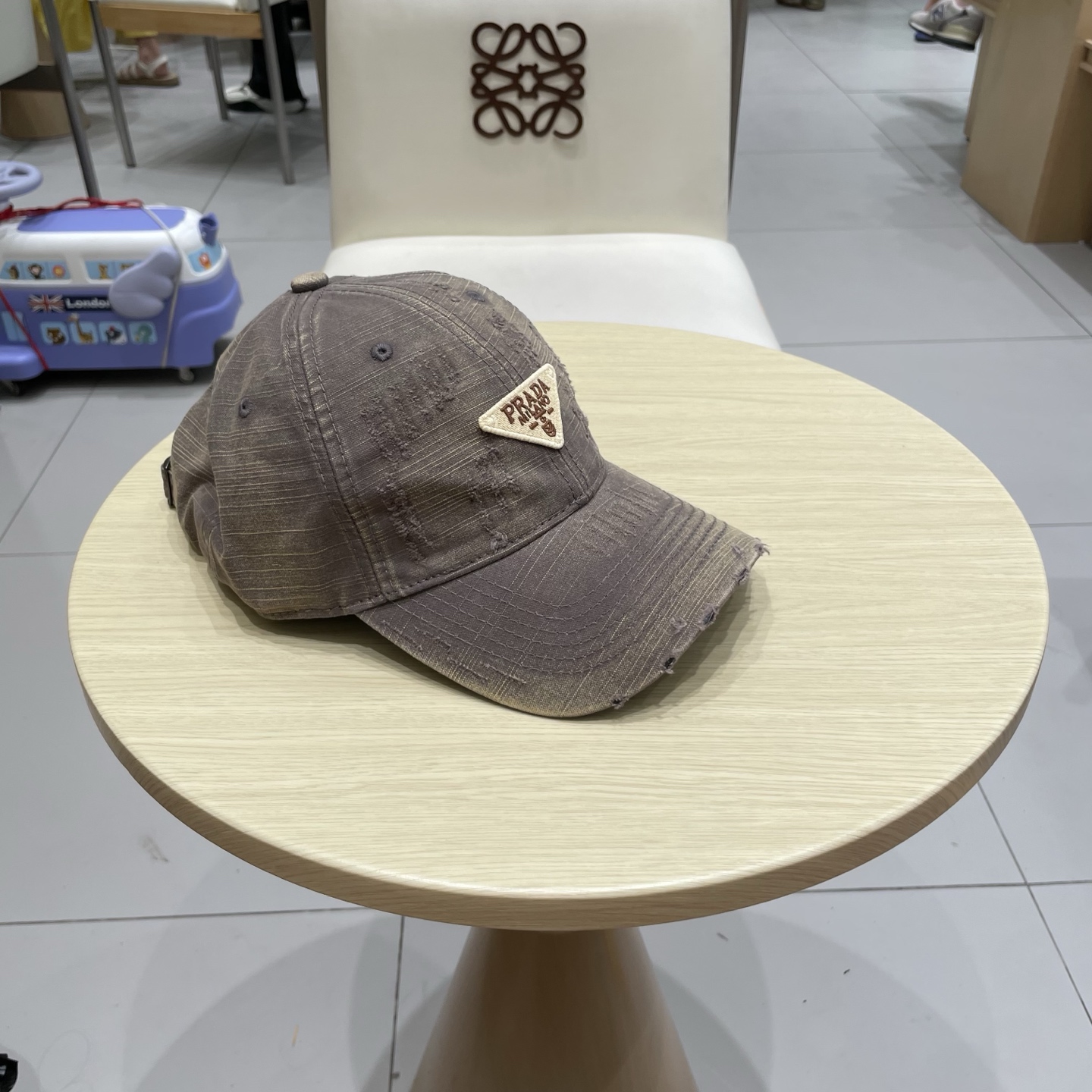  普拉达棒球帽秋款
设计感超强，让人耳目一新
头型非常好，可以修饰各种头型，实力百搭款