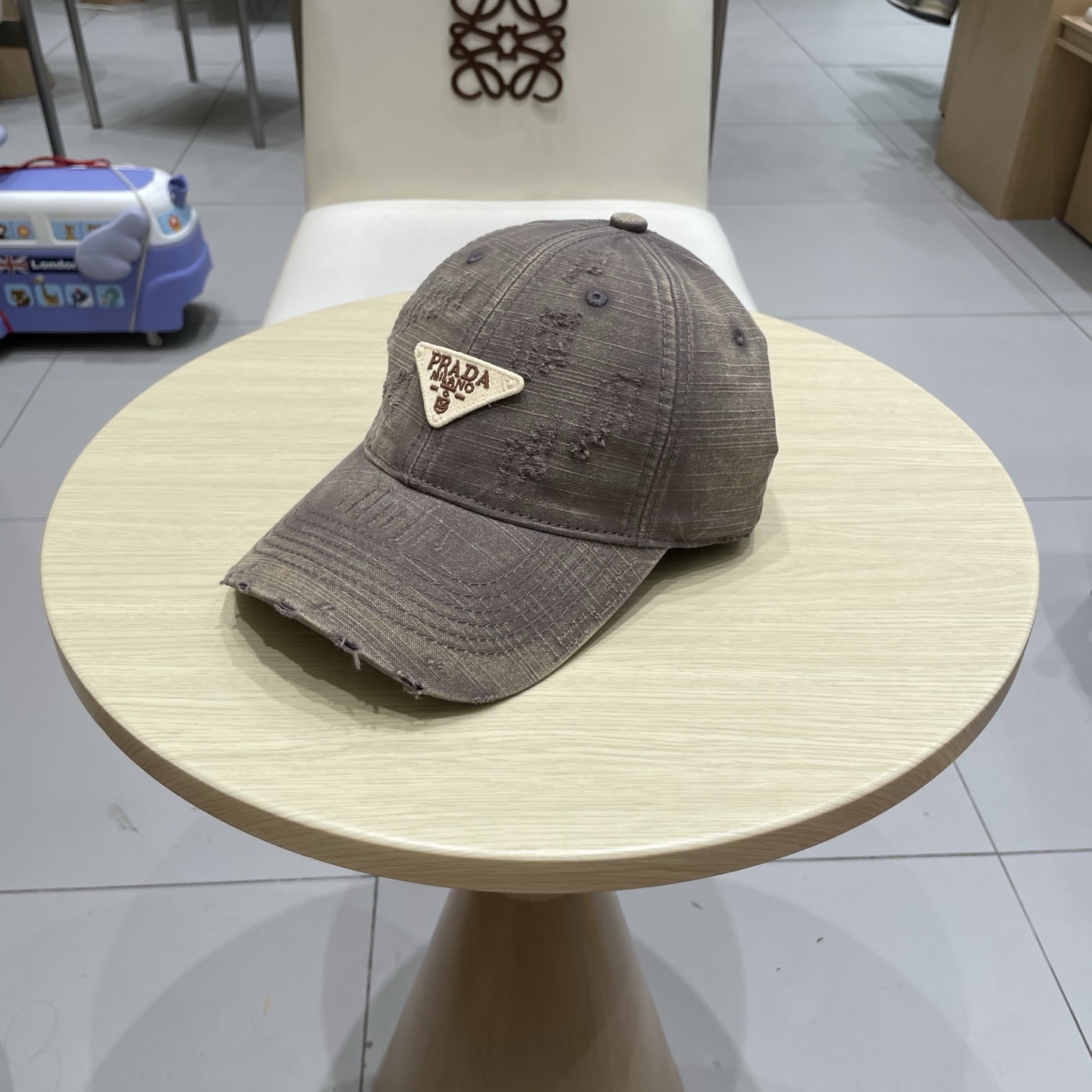  普拉达棒球帽秋款
设计感超强，让人耳目一新
头型非常好，可以修饰各种头型，实力百搭款