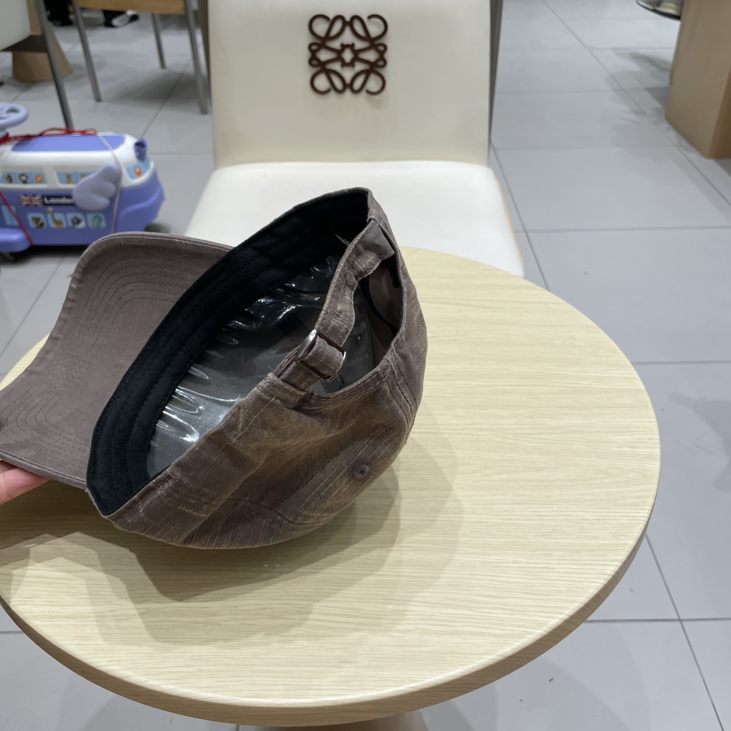  普拉达棒球帽秋款
设计感超强，让人耳目一新
头型非常好，可以修饰各种头型，实力百搭款