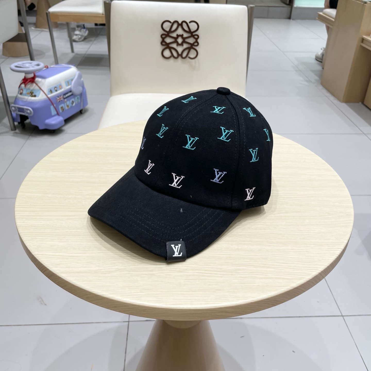 🧢路易威登棒球帽 LouisVuitton😍新款LV棒球帽，重工打造♥️高端大气，百搭款🤗男女通用！跑量