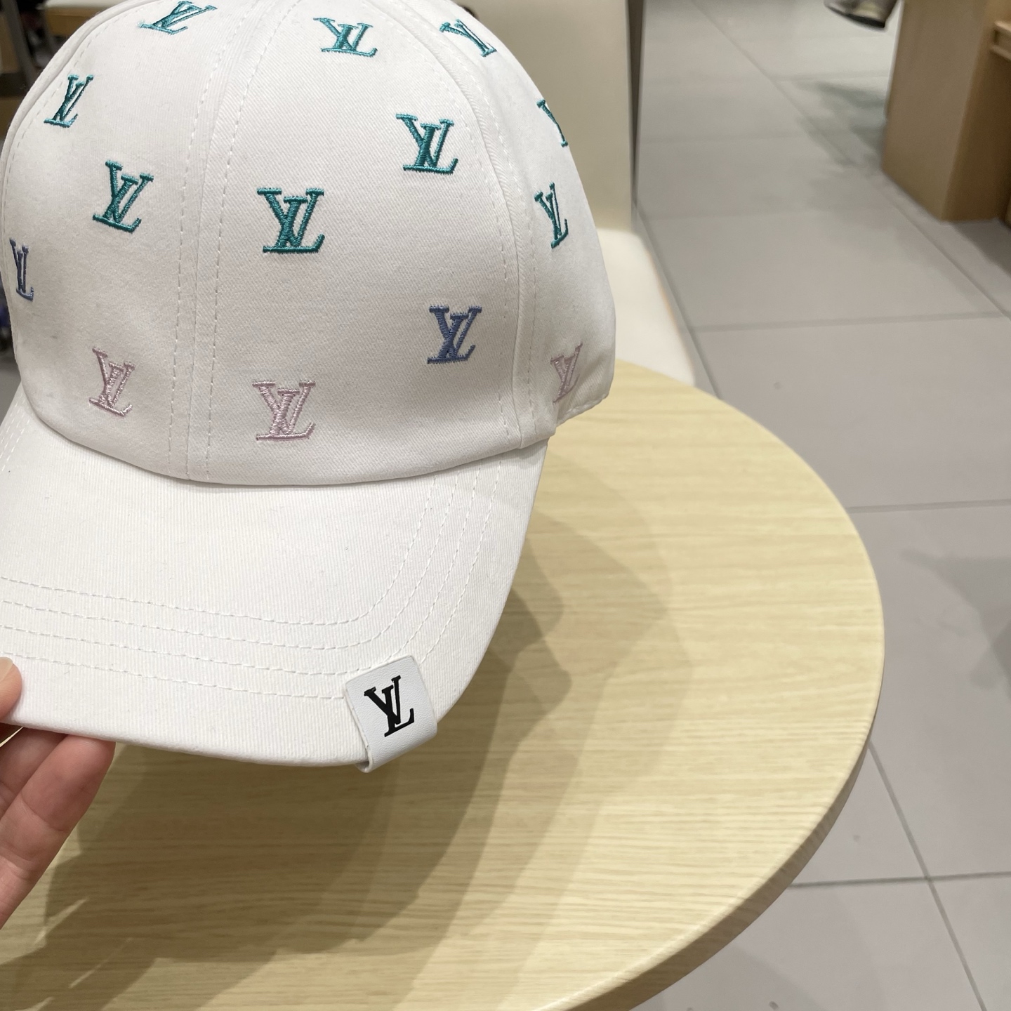 🧢路易威登棒球帽 LouisVuitton😍新款LV棒球帽，重工打造♥️高端大气，百搭款🤗男女通用！跑量