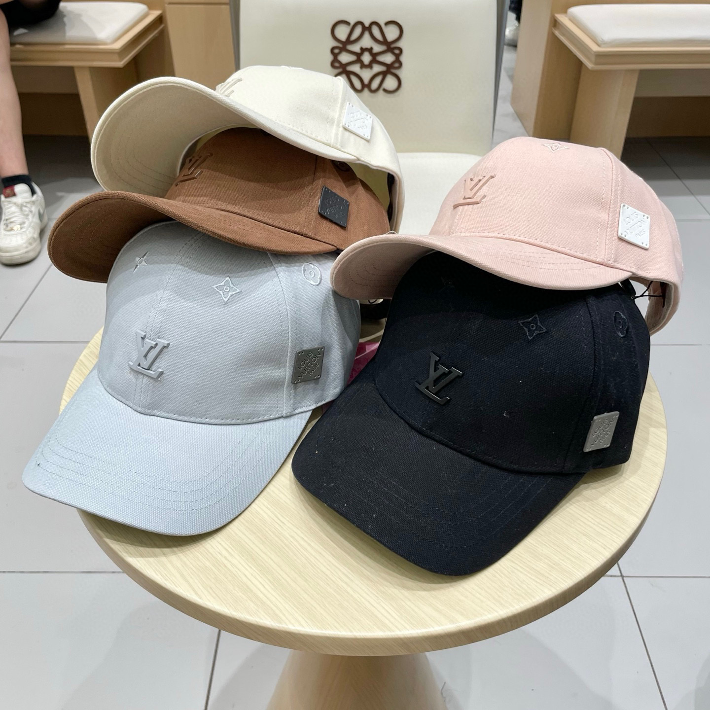  🧢路易威登棒球帽 LouisVuitton😍新款LV棒球帽，重工打造♥️高端大气，百搭款🤗男女通用！跑
