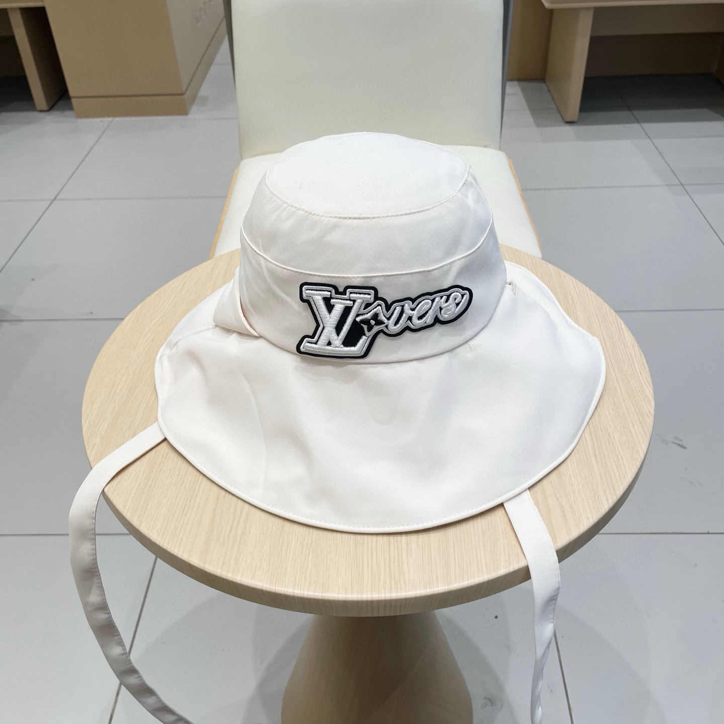  🧢路易威登LouisVuitton😍2025新款百搭女蝴蝶结纯色盆帽时尚字母标渔夫帽春夏遮阳防晒帽潮