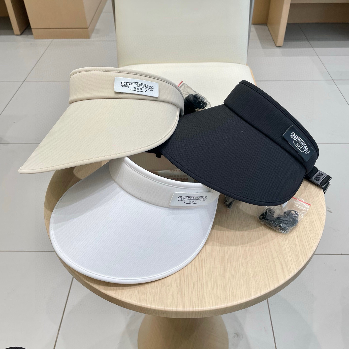  克罗心 遮阳帽🎩
空顶设计，帽型自带时尚✨
休闲时尚风超级百搭，巨防嗮！太爱了💕