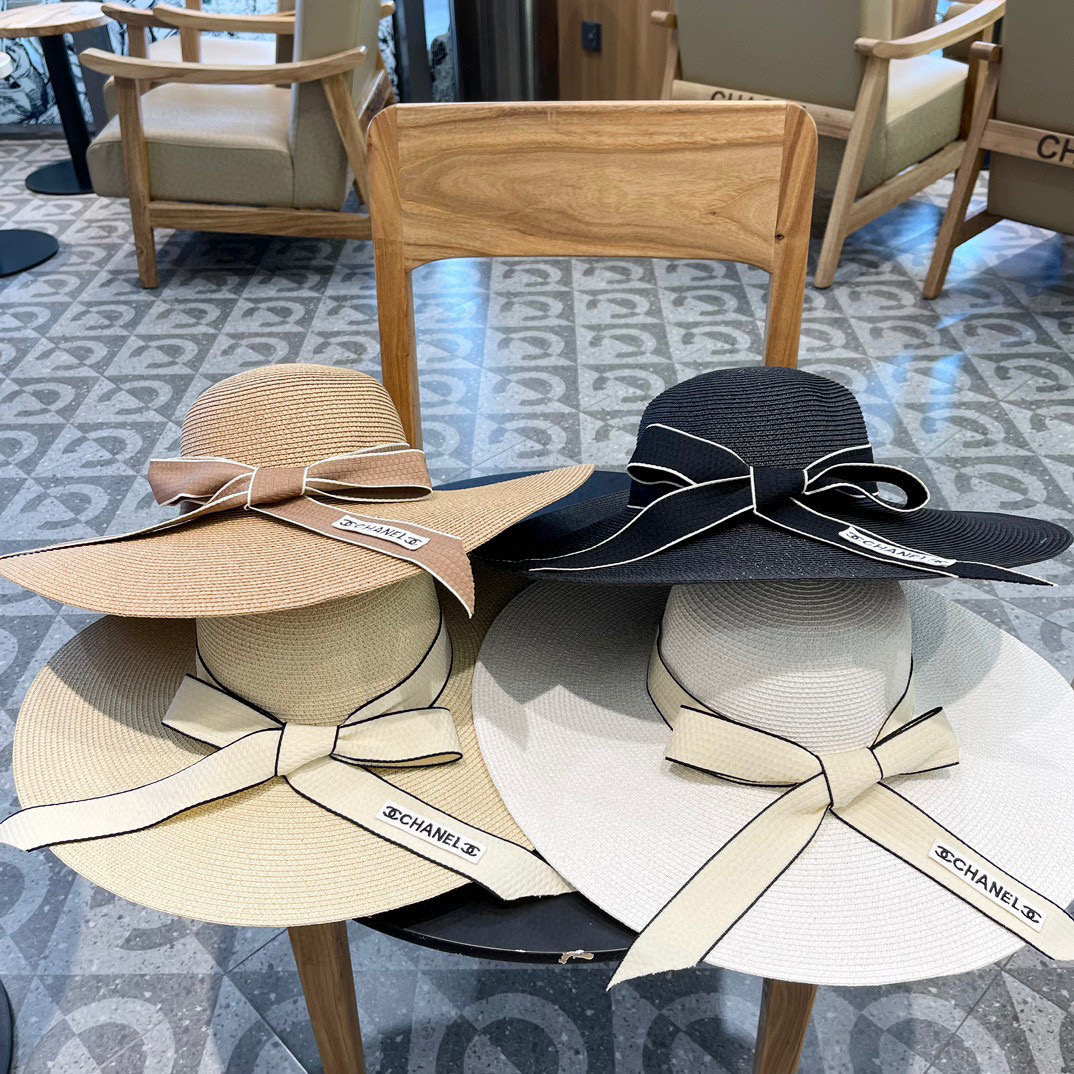 【CHANEL香奈儿】的新款草编遮阳圆顶草帽🤩沙滩风，简约大方，百搭单品～出街首选，