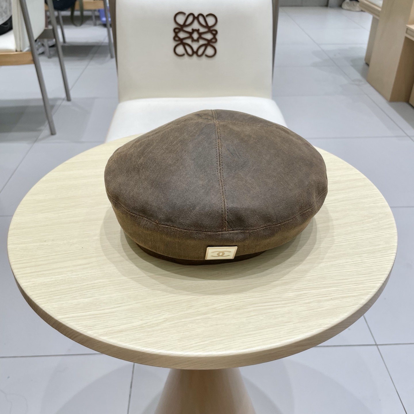 NO:360982,Chanel Chanel autumn and winter retro suede beret Korean literary versatile painter hat flat top Hong Kong style face-showing little black hat women hat straw hat fisherman hat baseball hat, hat, chanel, chanel, espadrilles, chamois leather, hatschanel香奈儿秋冬复古麂皮绒贝雷帽韩系文艺百搭画家帽平顶港式显脸小黑帽子女帽子草帽渔夫帽棒球帽,帽子,chanel,chanel,espadrilles,chamois leather,hats,hat