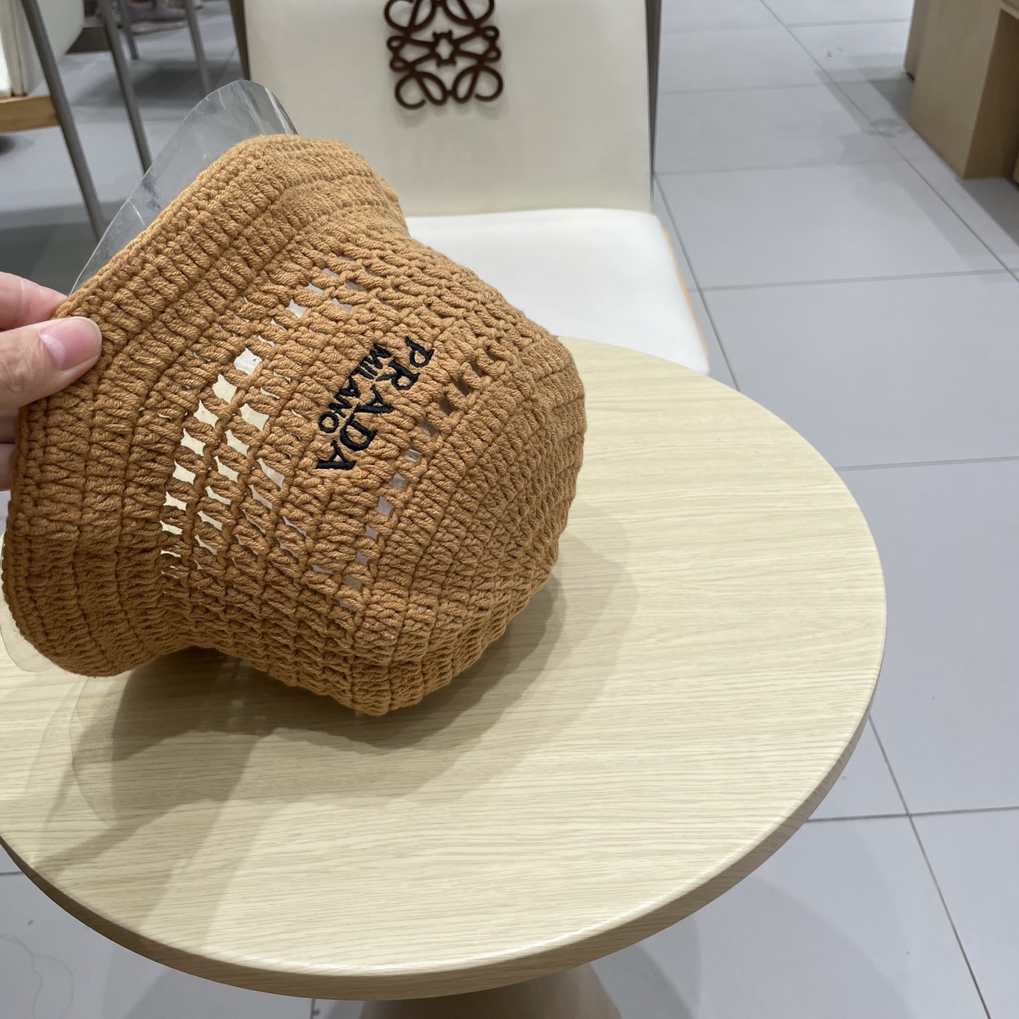  Prada普拉达新款秋冬刺绣字母倒三角形镂空手工钩编水桶帽毛线渔夫帽百搭网眼盆帽