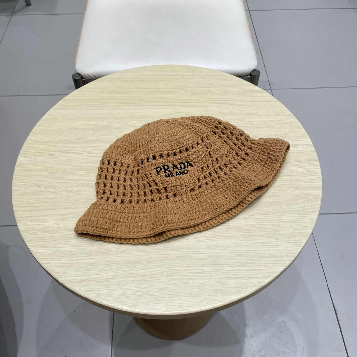  Prada普拉达新款秋冬刺绣字母倒三角形镂空手工钩编水桶帽毛线渔夫帽百搭网眼盆帽