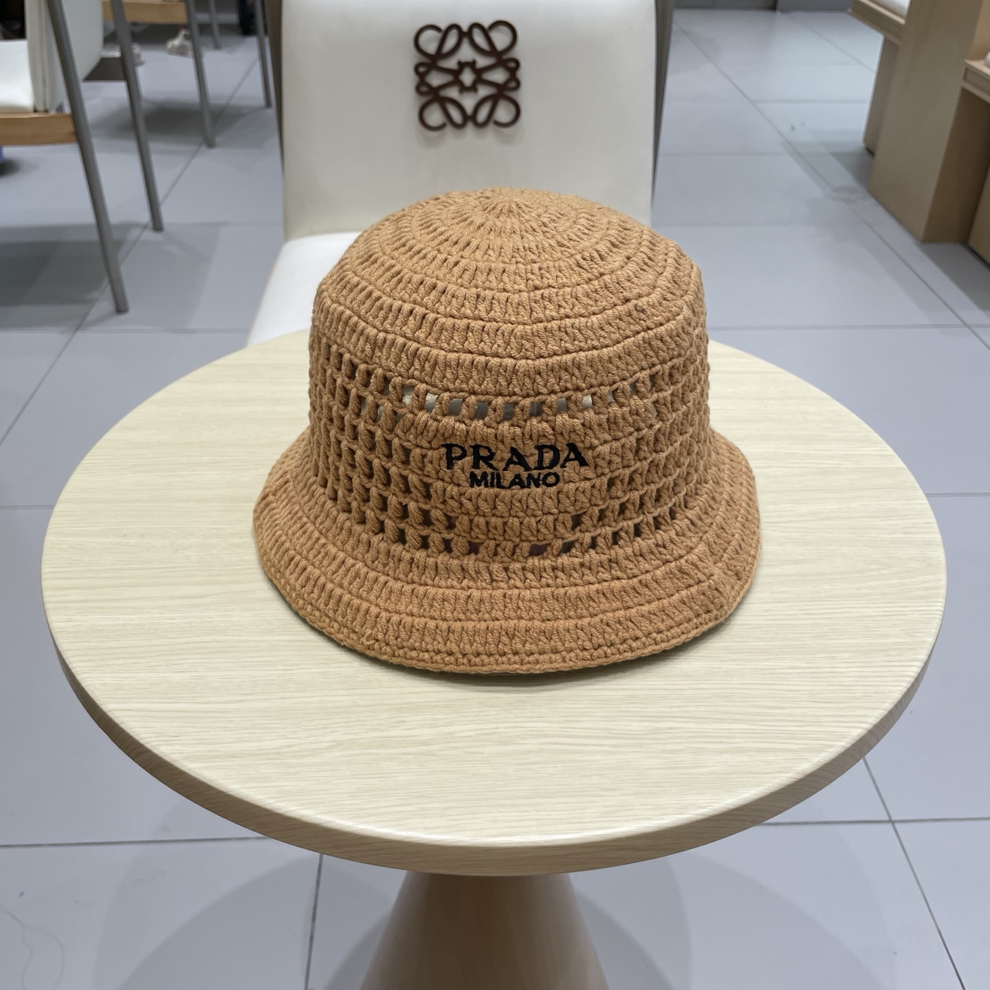  Prada普拉达新款秋冬刺绣字母倒三角形镂空手工钩编水桶帽毛线渔夫帽百搭网眼盆帽