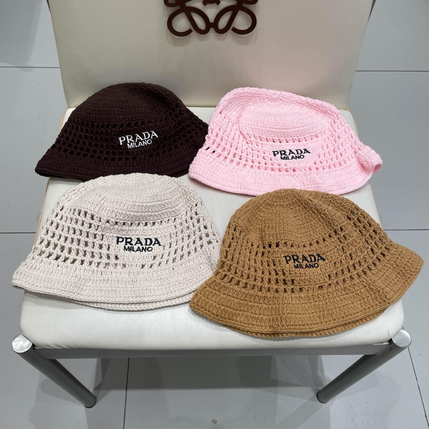  Prada普拉达新款秋冬刺绣字母倒三角形镂空手工钩编水桶帽毛线渔夫帽百搭网眼盆帽