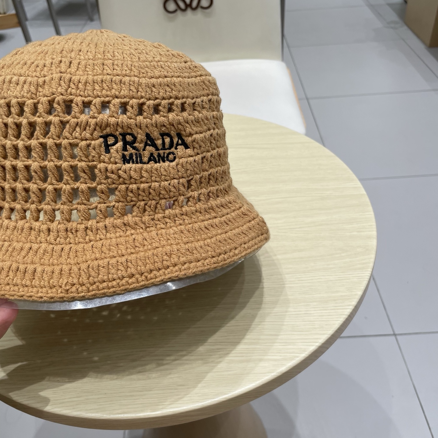  Prada普拉达新款秋冬刺绣字母倒三角形镂空手工钩编水桶帽毛线渔夫帽百搭网眼盆帽