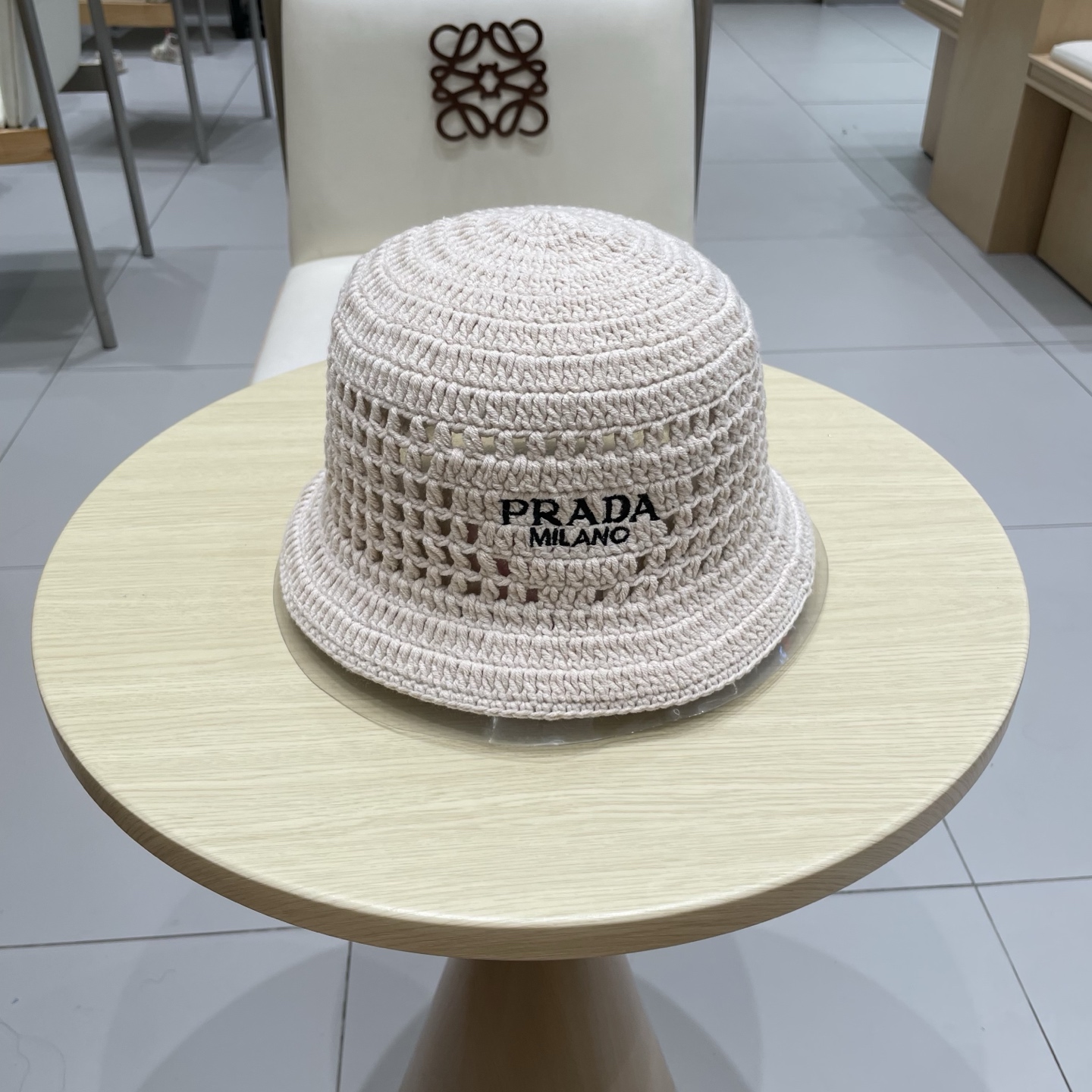  Prada普拉达新款秋冬刺绣字母倒三角形镂空手工钩编水桶帽毛线渔夫帽百搭网眼盆帽