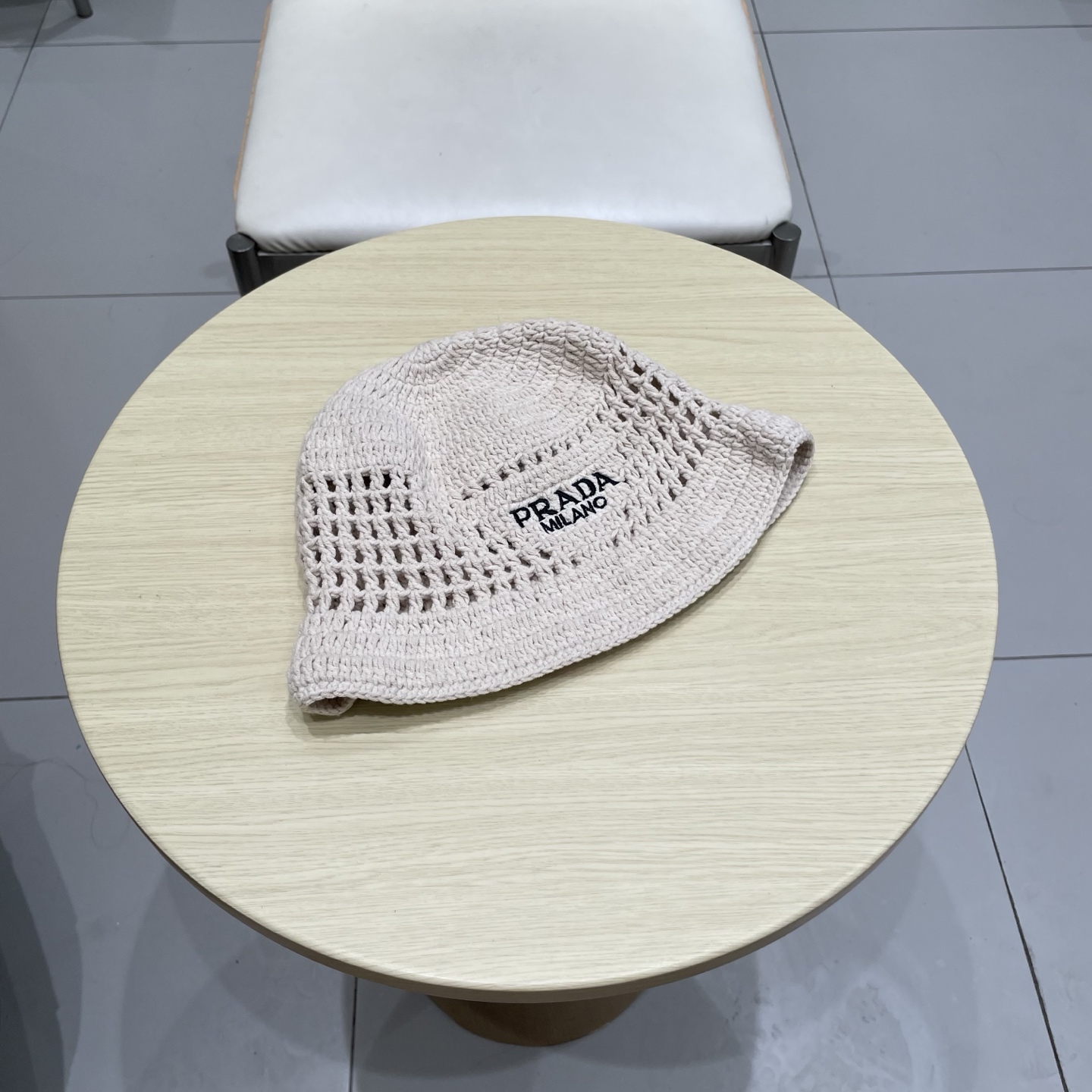  Prada普拉达新款秋冬刺绣字母倒三角形镂空手工钩编水桶帽毛线渔夫帽百搭网眼盆帽