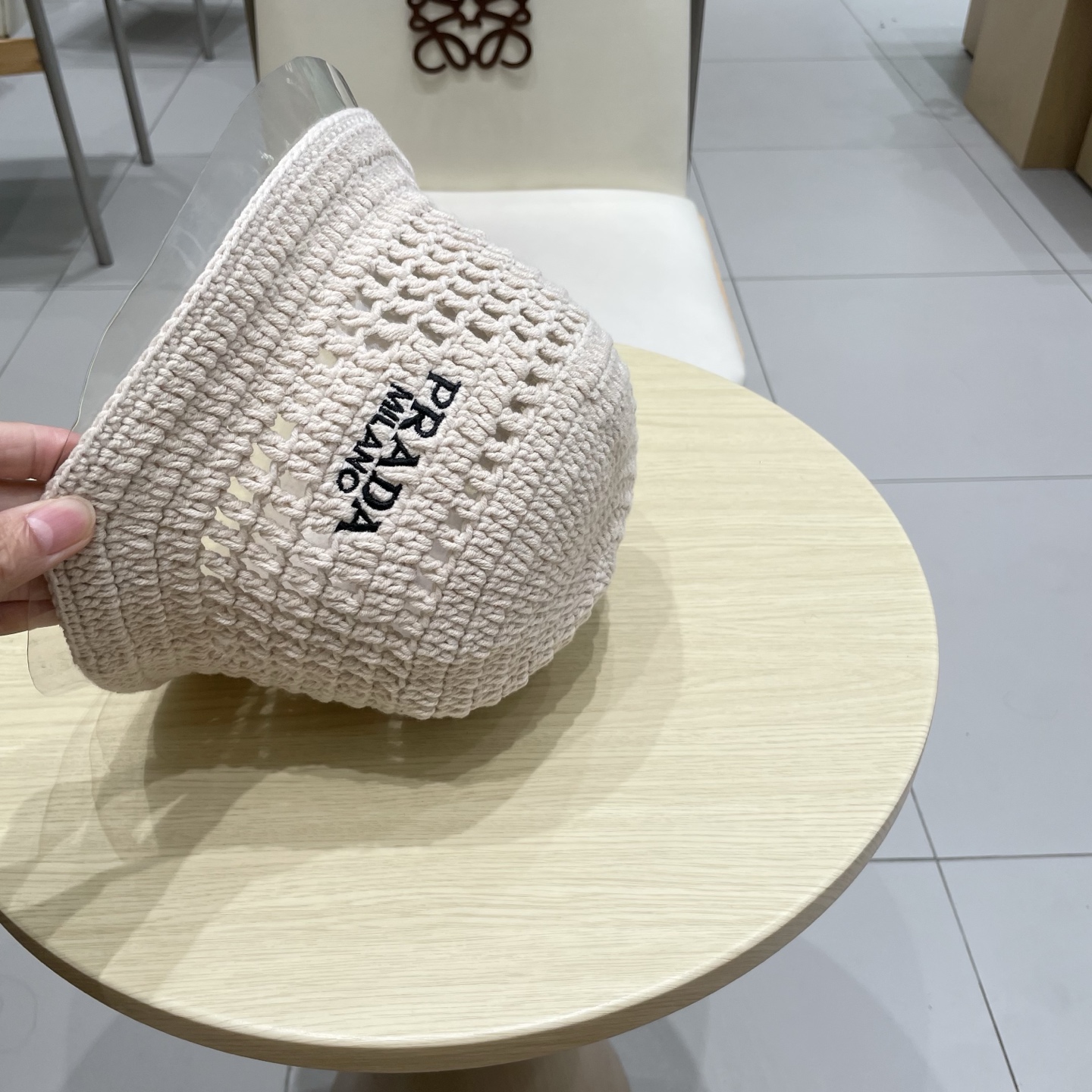  Prada普拉达新款秋冬刺绣字母倒三角形镂空手工钩编水桶帽毛线渔夫帽百搭网眼盆帽