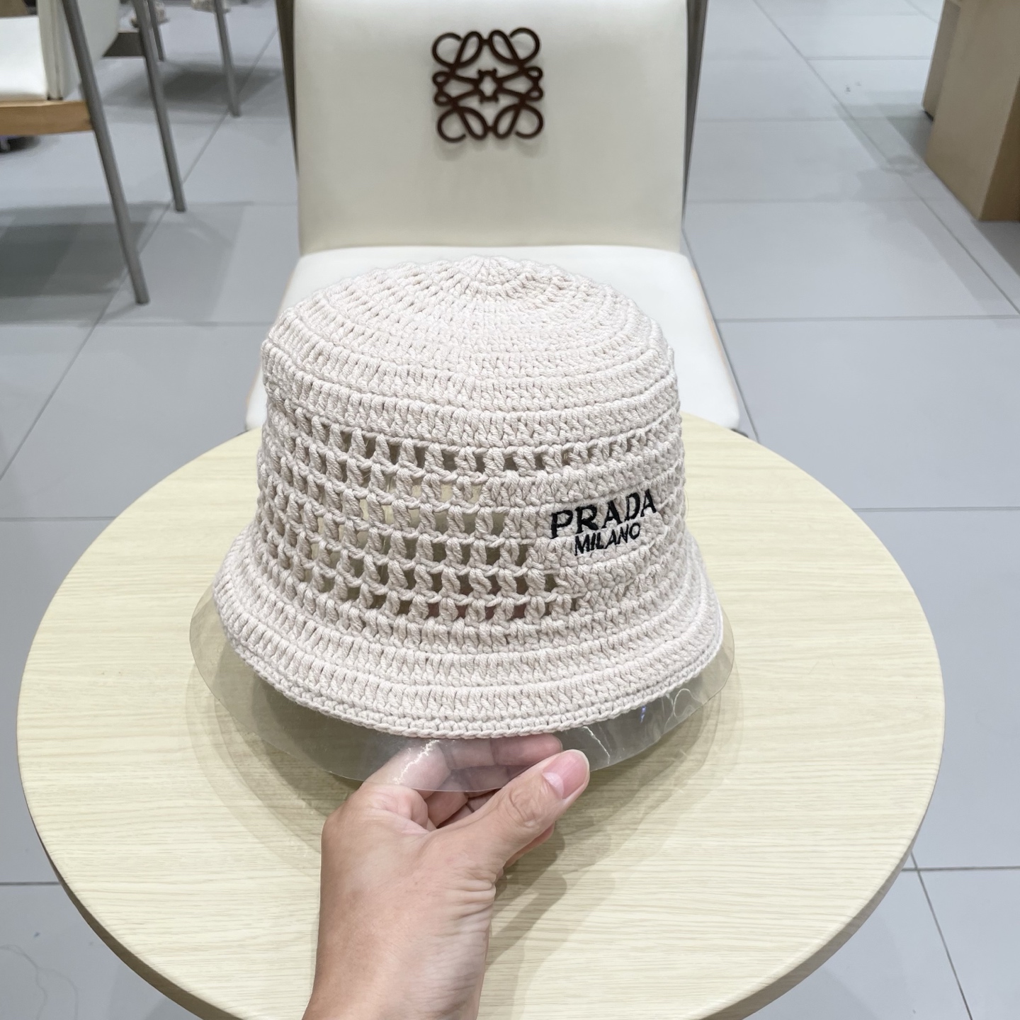  Prada普拉达新款秋冬刺绣字母倒三角形镂空手工钩编水桶帽毛线渔夫帽百搭网眼盆帽