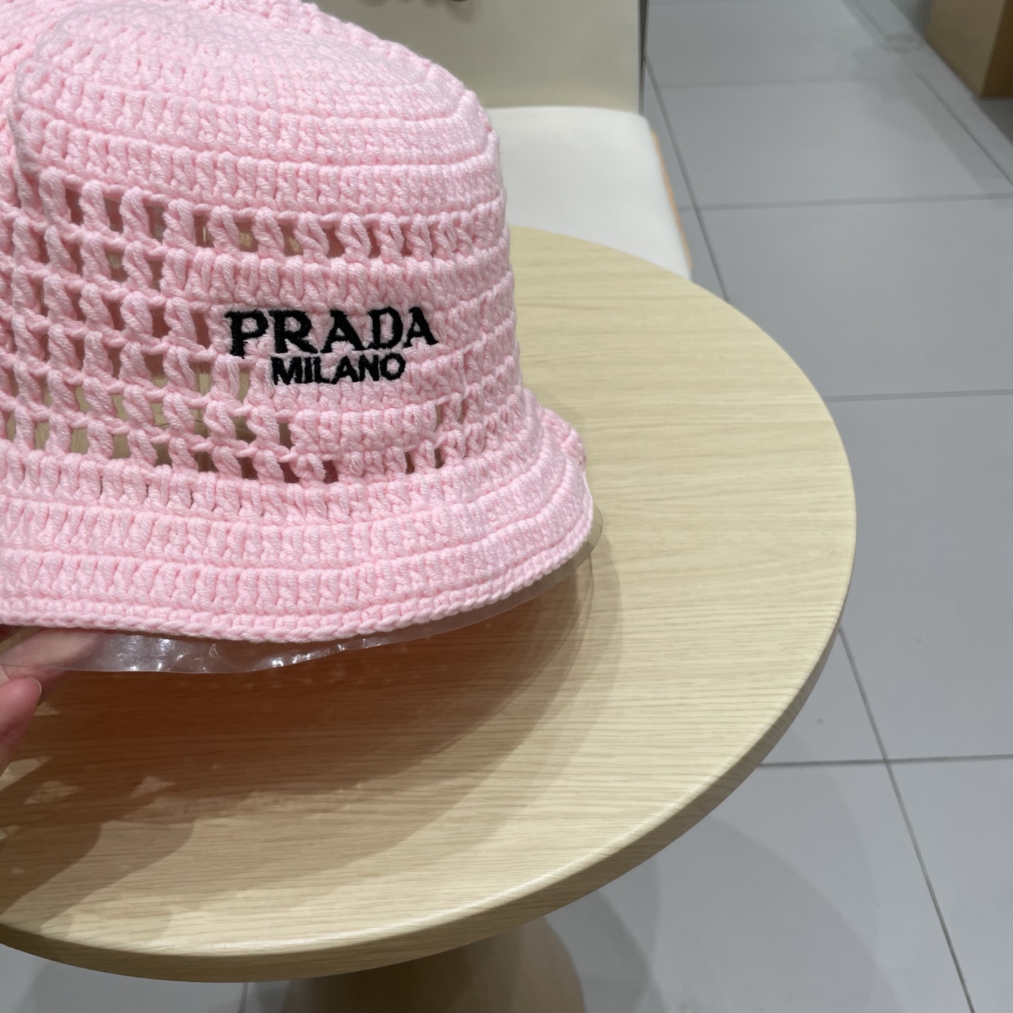  Prada普拉达新款秋冬刺绣字母倒三角形镂空手工钩编水桶帽毛线渔夫帽百搭网眼盆帽