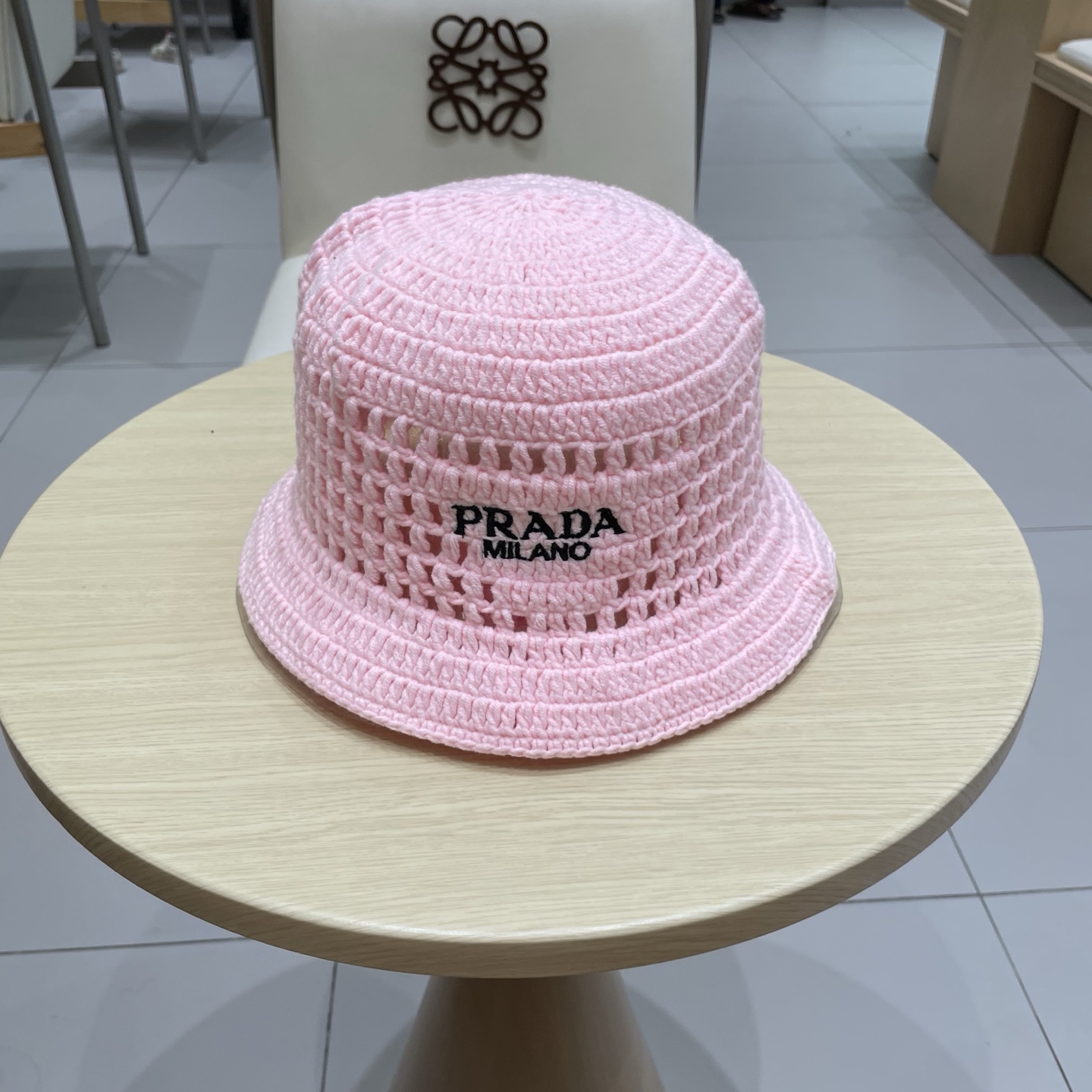  Prada普拉达新款秋冬刺绣字母倒三角形镂空手工钩编水桶帽毛线渔夫帽百搭网眼盆帽