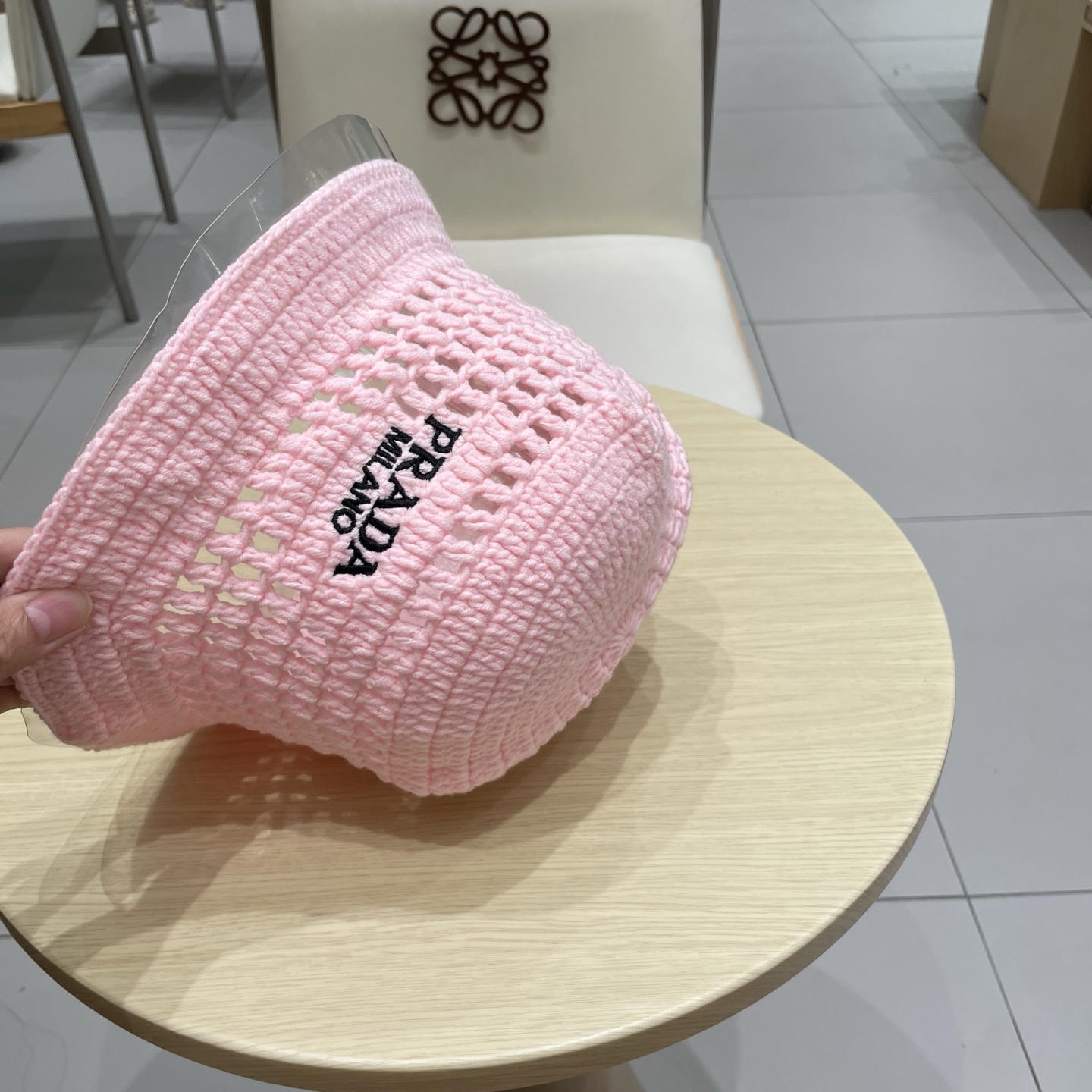  Prada普拉达新款秋冬刺绣字母倒三角形镂空手工钩编水桶帽毛线渔夫帽百搭网眼盆帽