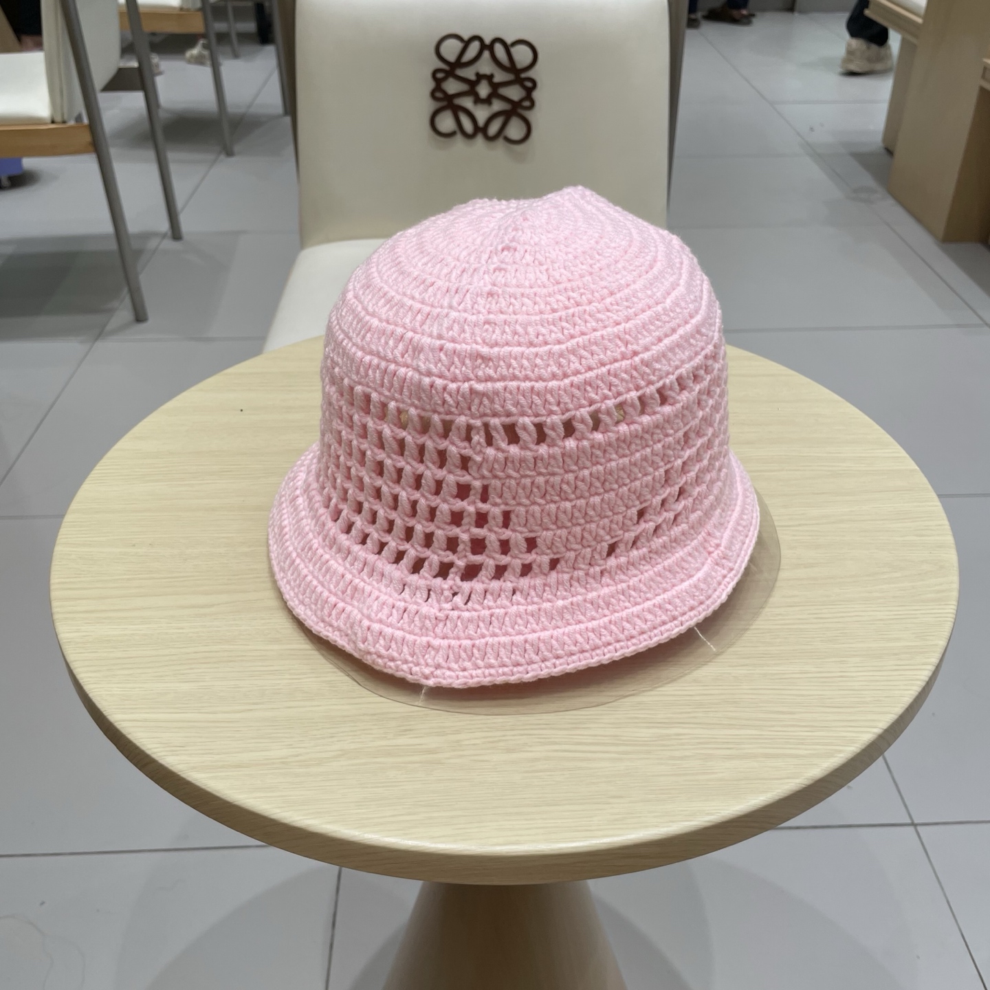  Prada普拉达新款秋冬刺绣字母倒三角形镂空手工钩编水桶帽毛线渔夫帽百搭网眼盆帽