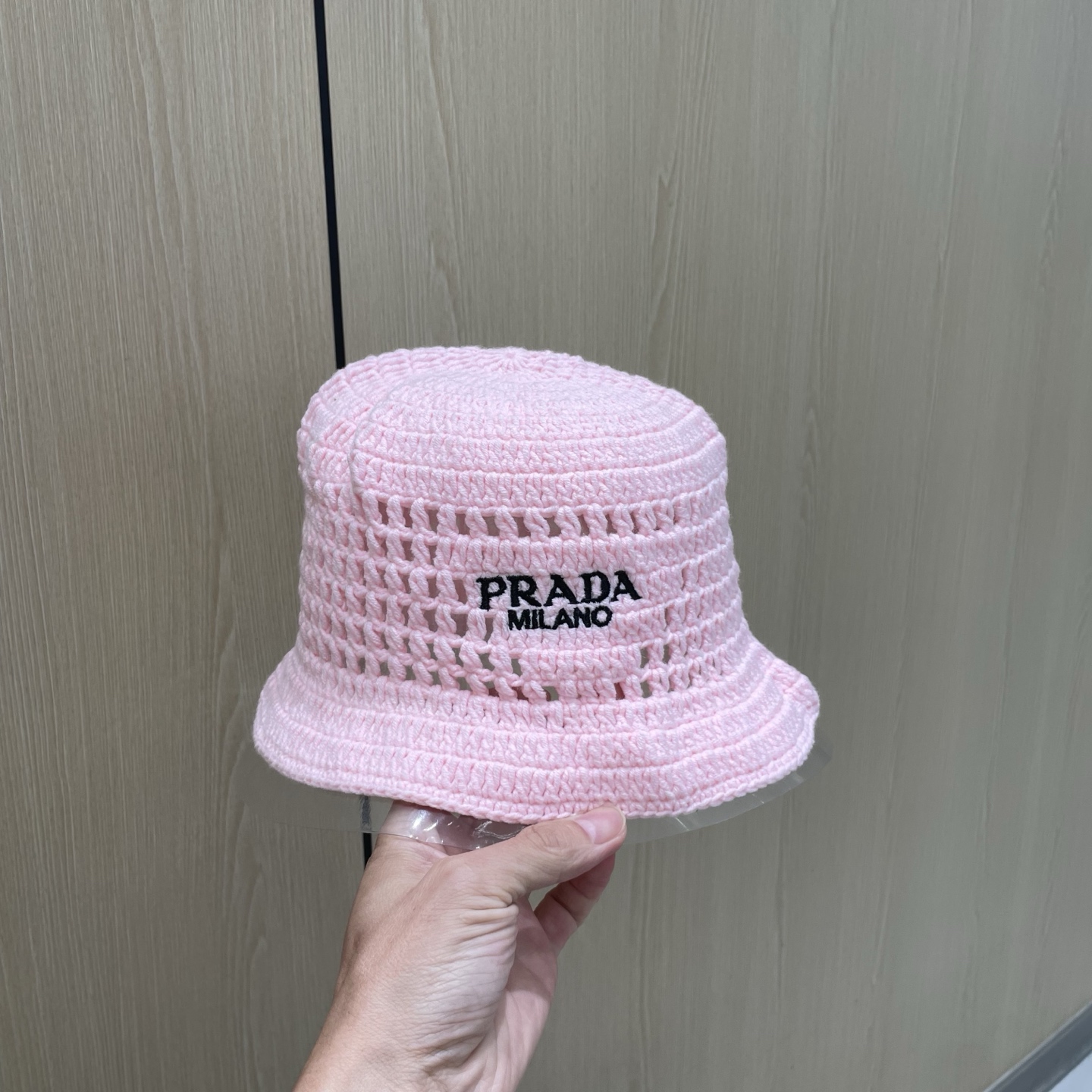  Prada普拉达新款秋冬刺绣字母倒三角形镂空手工钩编水桶帽毛线渔夫帽百搭网眼盆帽
