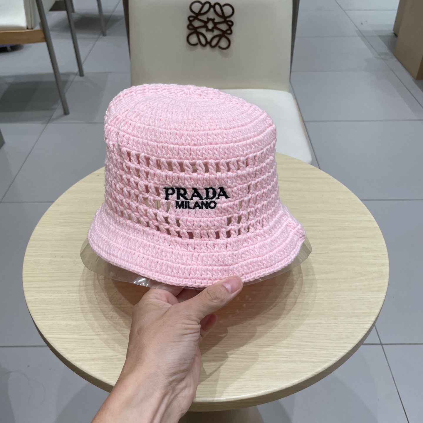  Prada普拉达新款秋冬刺绣字母倒三角形镂空手工钩编水桶帽毛线渔夫帽百搭网眼盆帽