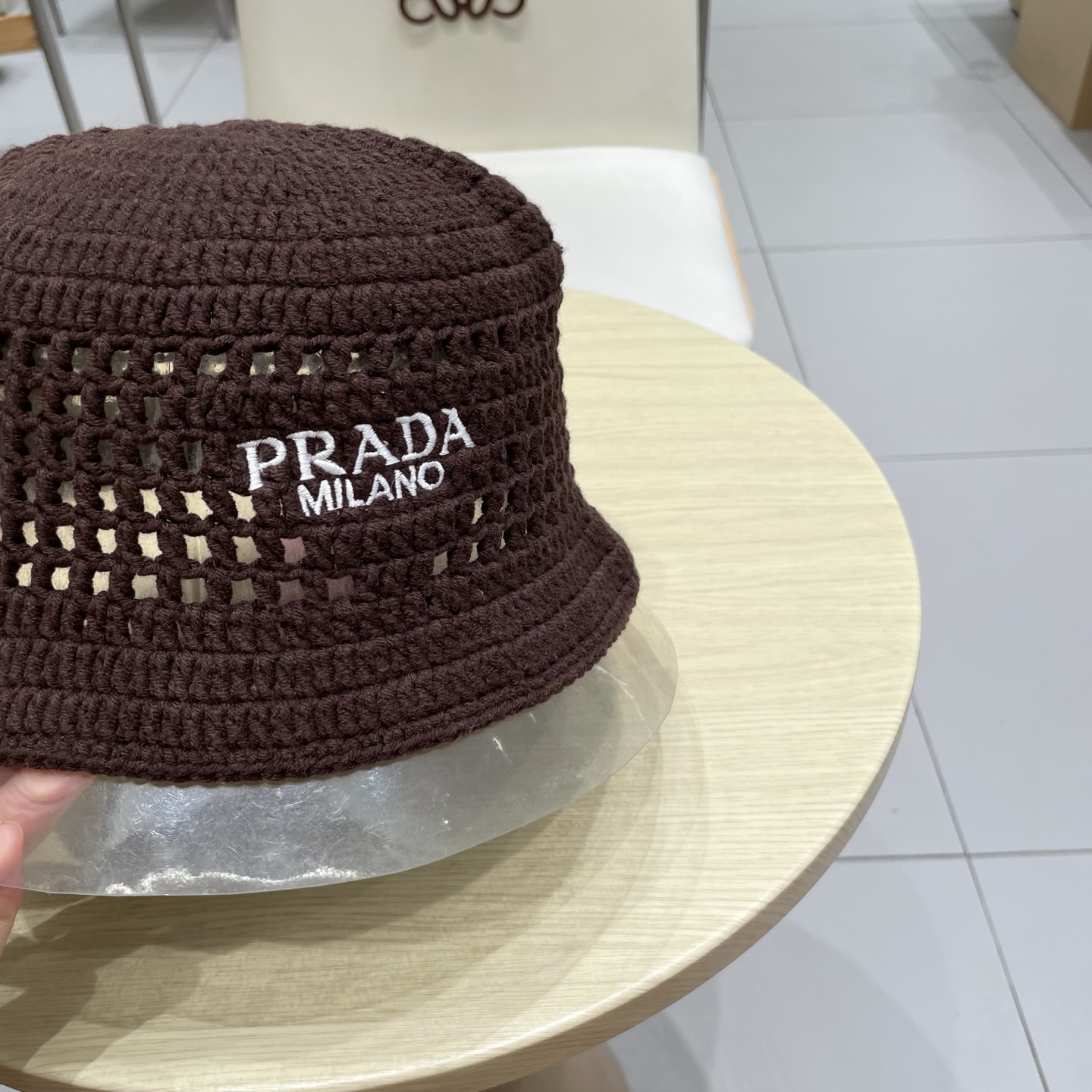  Prada普拉达新款秋冬刺绣字母倒三角形镂空手工钩编水桶帽毛线渔夫帽百搭网眼盆帽