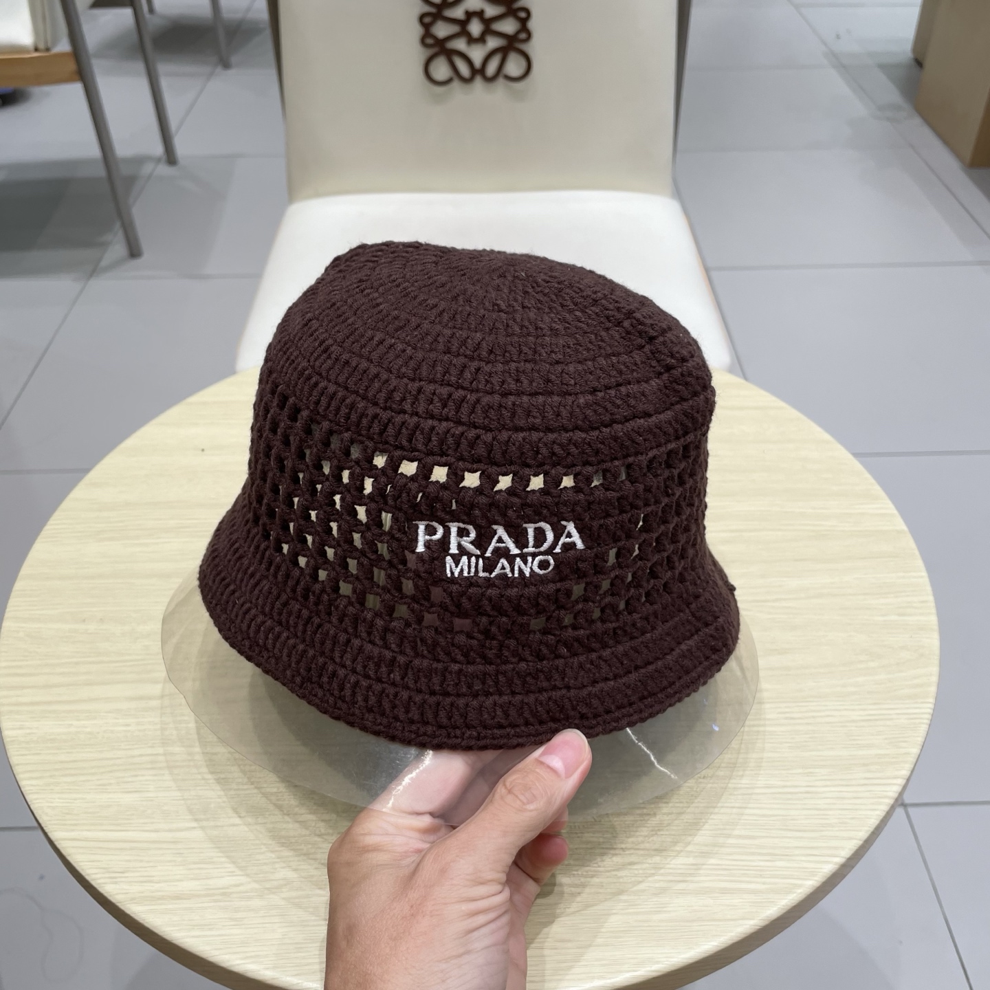  Prada普拉达新款秋冬刺绣字母倒三角形镂空手工钩编水桶帽毛线渔夫帽百搭网眼盆帽