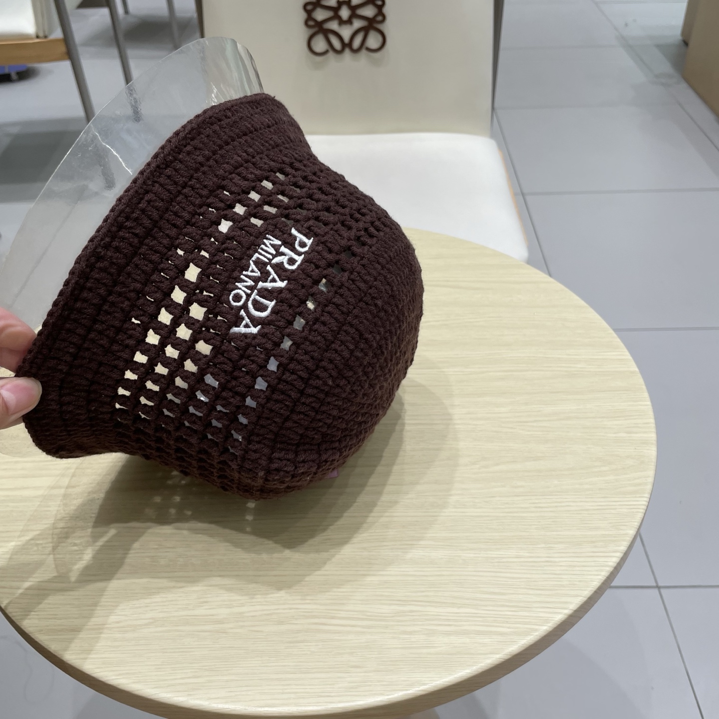  Prada普拉达新款秋冬刺绣字母倒三角形镂空手工钩编水桶帽毛线渔夫帽百搭网眼盆帽