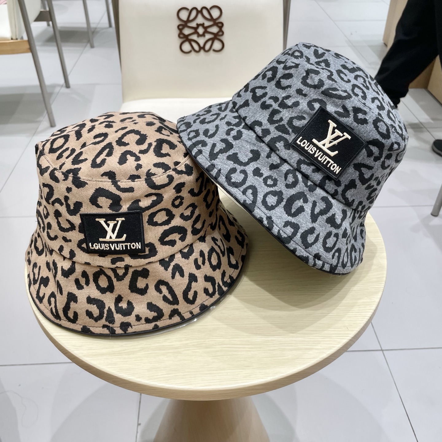 🧢路易威登棒球帽 LouisVuitton😍复古豹纹渔夫帽子韩版麂皮绒女秋冬百搭休闲盆帽潮黑