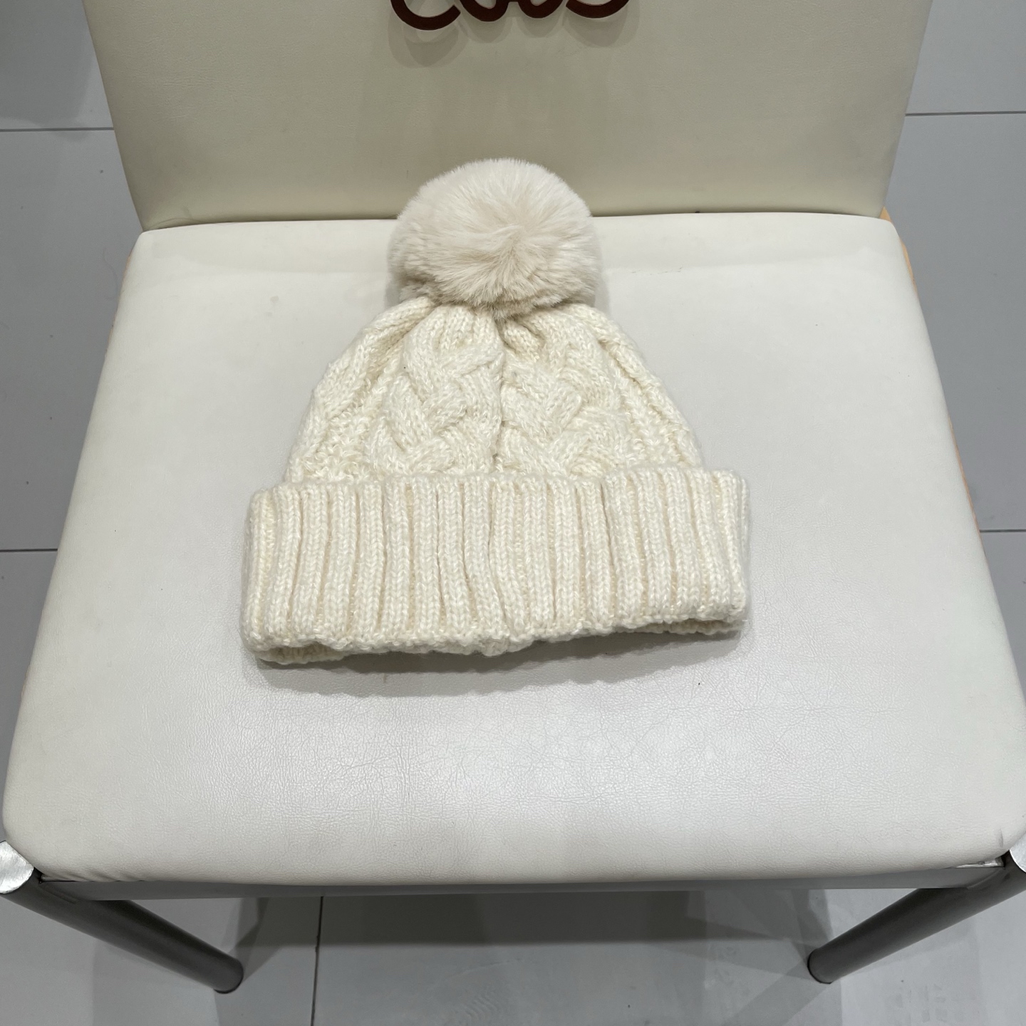 潮牌石头岛STONE经典爆款羊绒羊毛针织帽
秋冬新款毛球毛线帽，冷帽，小红帽爆款