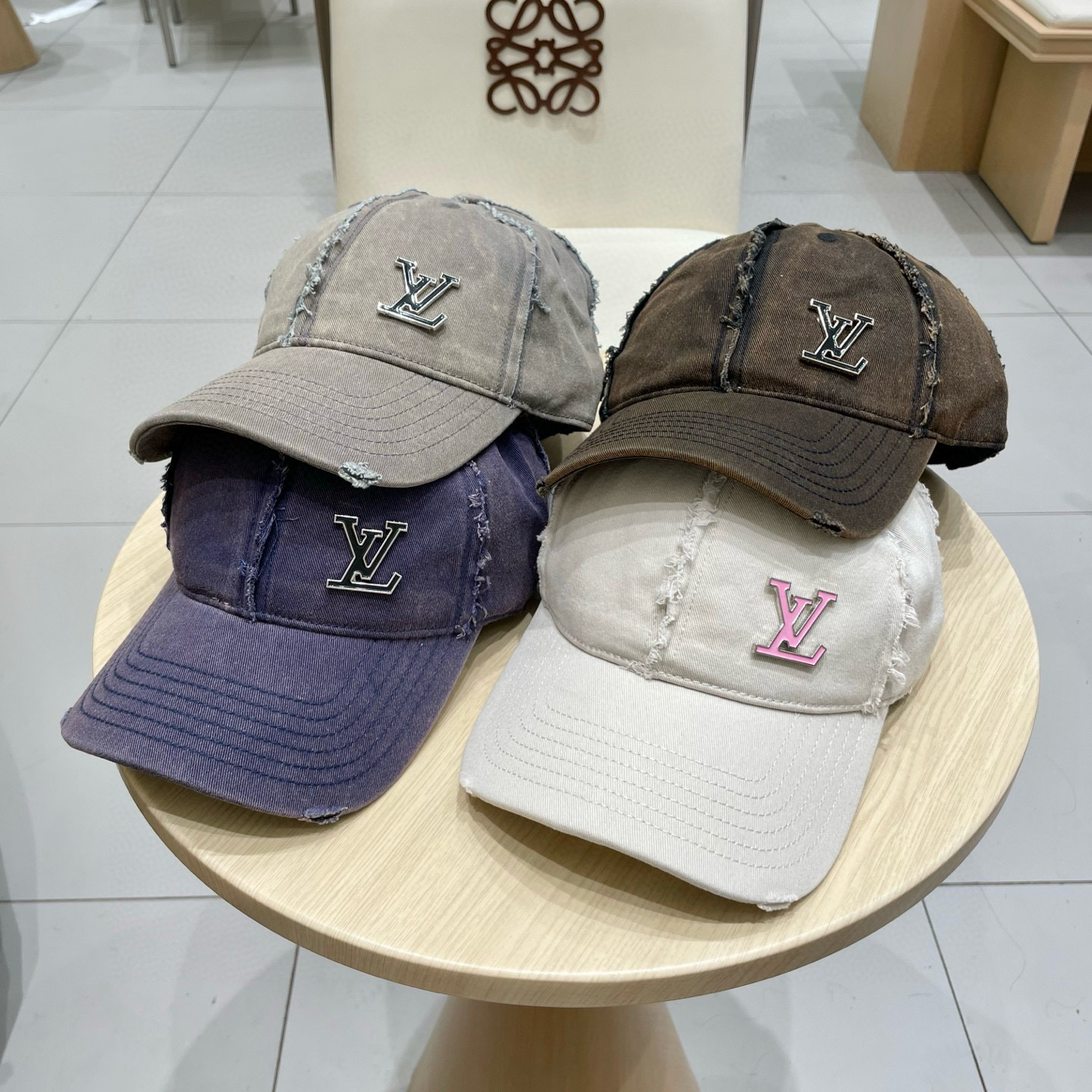  🧢路易威登棒球帽 LouisVuitton😍新款LV棒球帽，重工打造♥️高端大气，百搭款🤗男女通用！跑