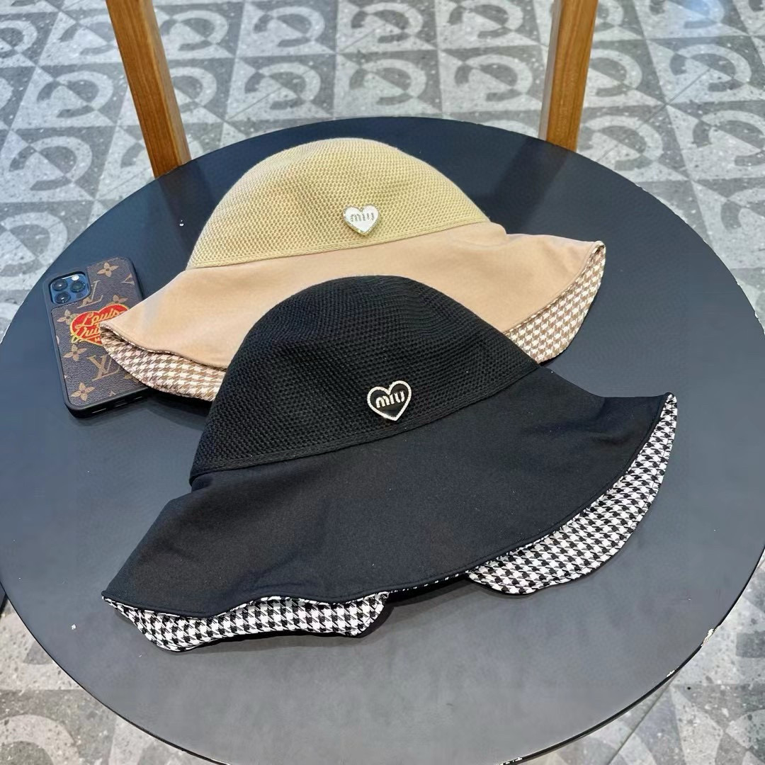  【MIUMIU缪缪】新款
拼接材质简约小桶帽渔夫帽，夏季出街单品
新款出街