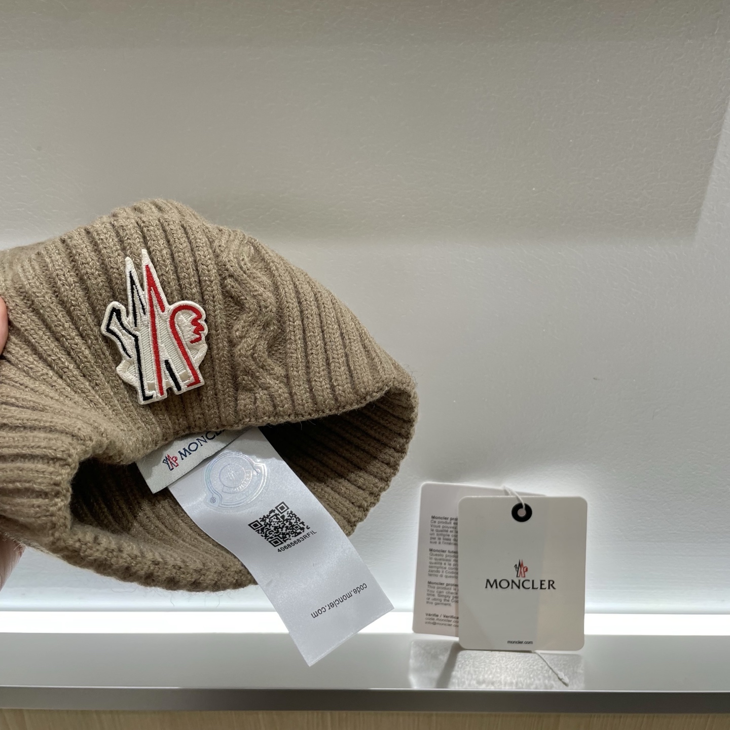 蒙口Moncler盟可睐💥官网经典针织帽，原单复刻.非常柔软亲肤，弹性很好💓有质感又非常百搭的款式~保暖