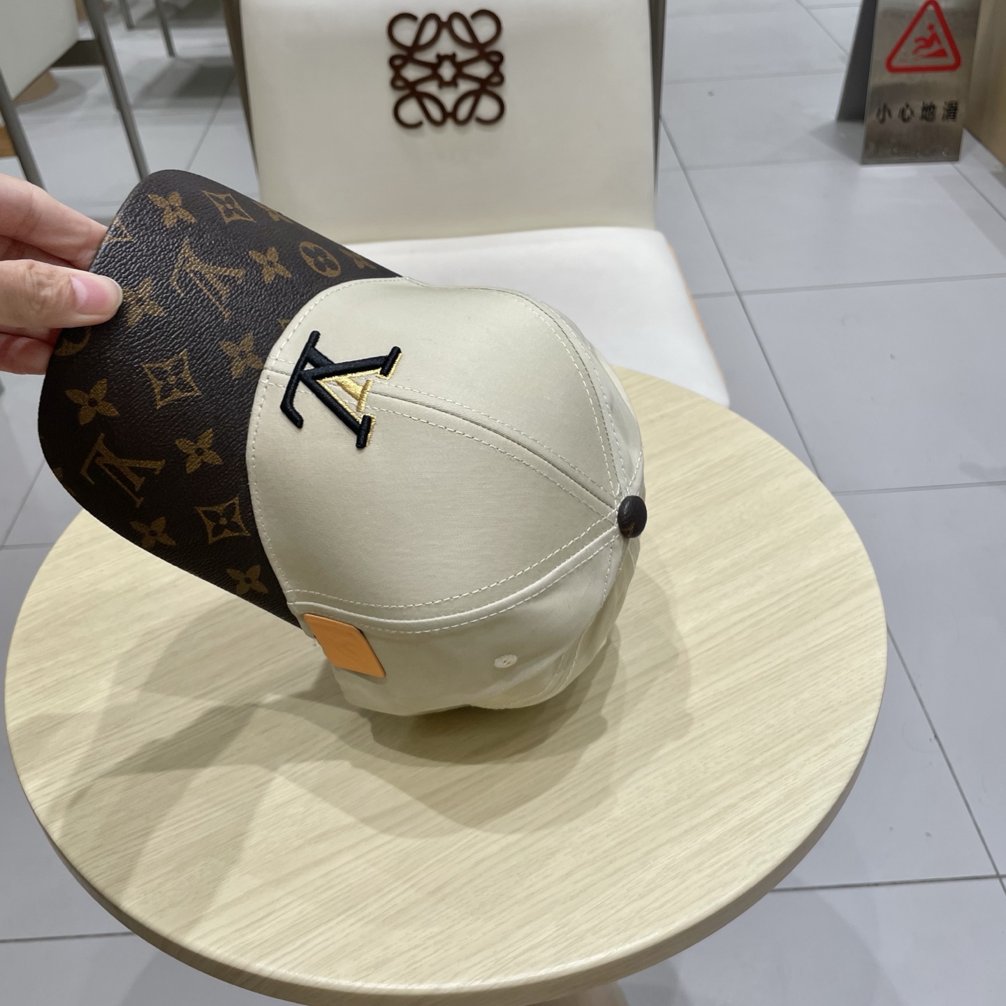 🧢路易威登棒球帽 LouisVuitton😍新款LV棒球帽，重工打造♥️高端大气，百搭款🤗男女通用！跑量
