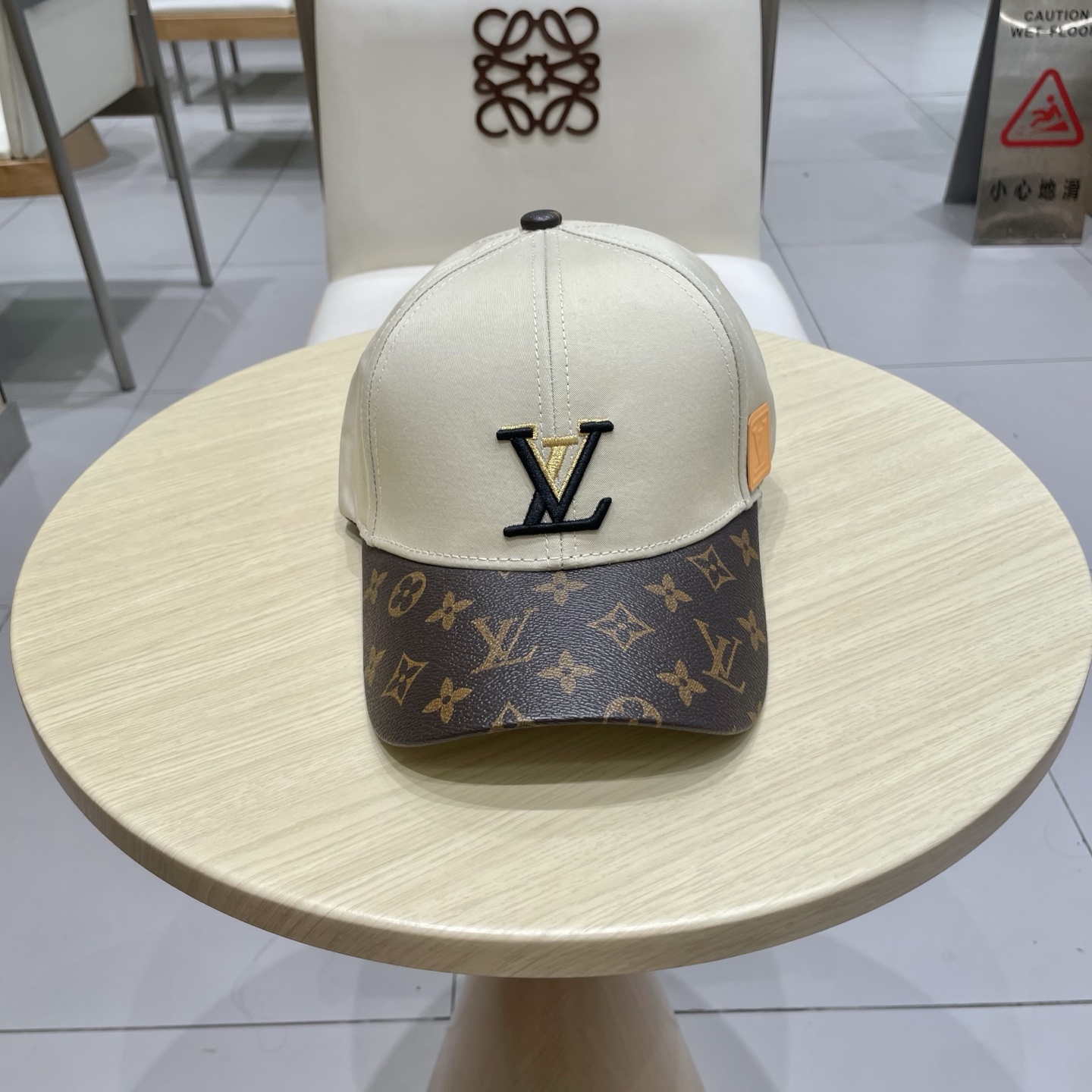 🧢路易威登棒球帽 LouisVuitton😍新款LV棒球帽，重工打造♥️高端大气，百搭款🤗男女通用！跑量