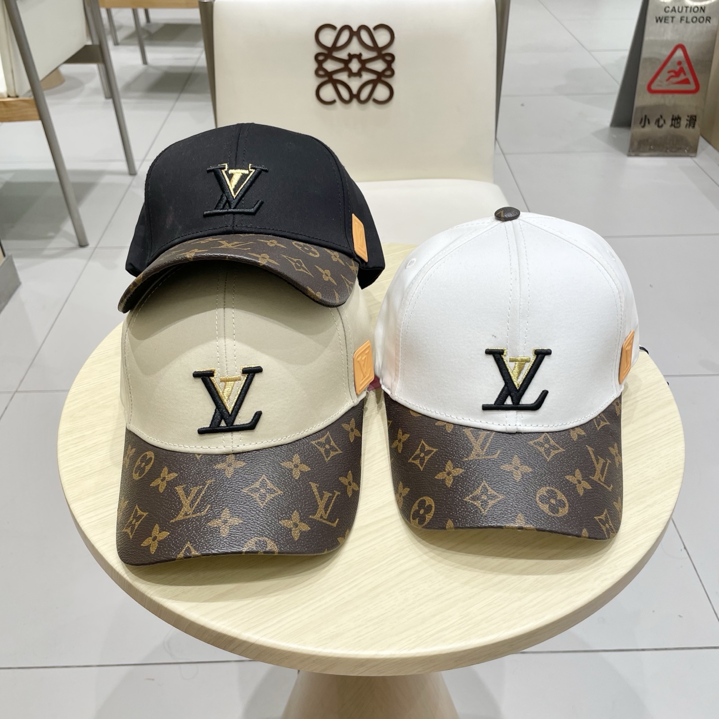 🧢路易威登棒球帽 LouisVuitton😍新款LV棒球帽，重工打造♥️高端大气，百搭款🤗男女通用！跑量