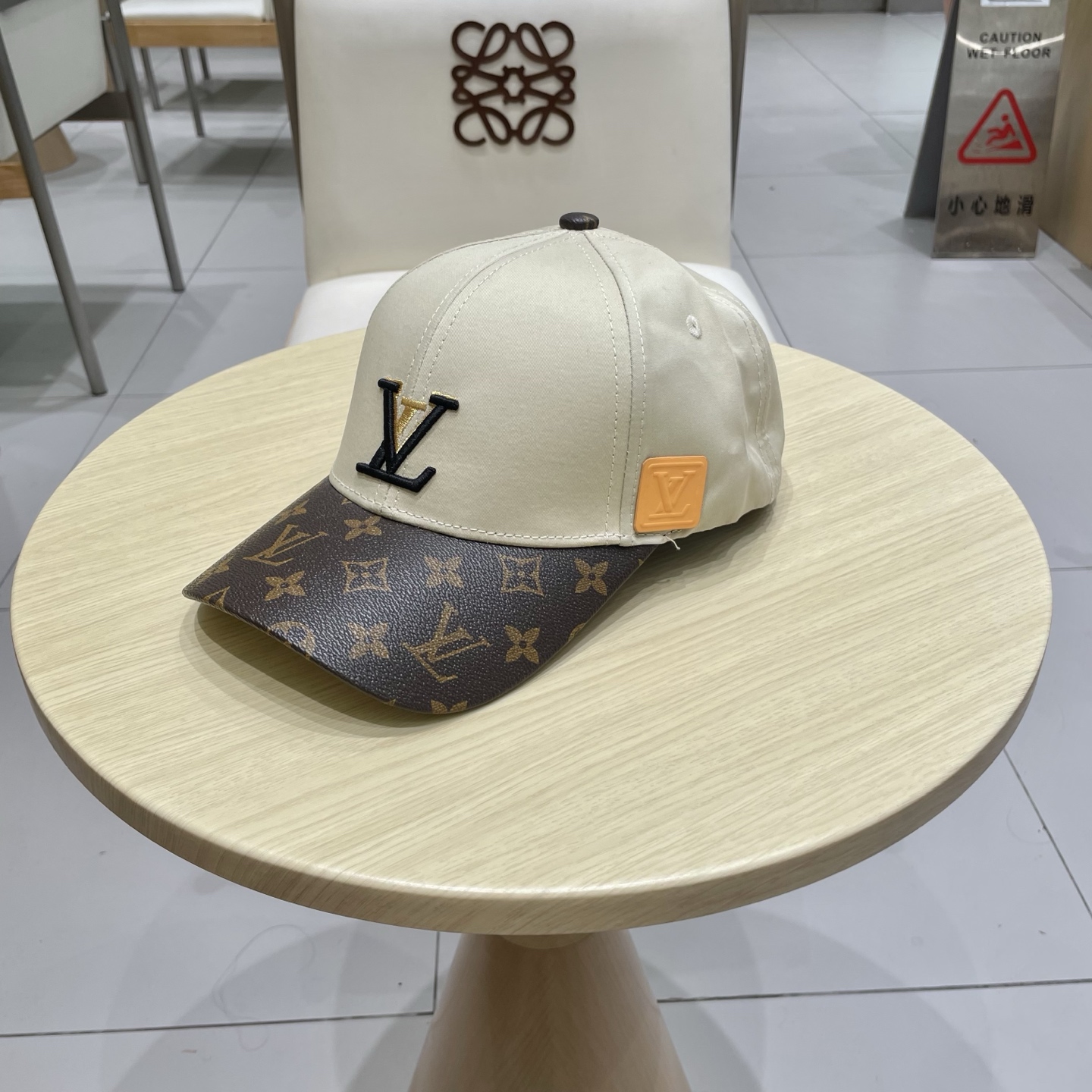 🧢路易威登棒球帽 LouisVuitton😍新款LV棒球帽，重工打造♥️高端大气，百搭款🤗男女通用！跑量