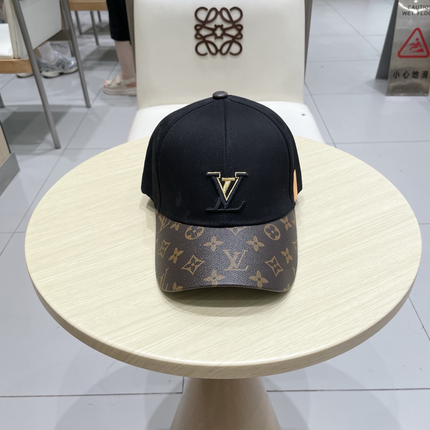 🧢路易威登棒球帽 LouisVuitton😍新款LV棒球帽，重工打造♥️高端大气，百搭款🤗男女通用！跑量