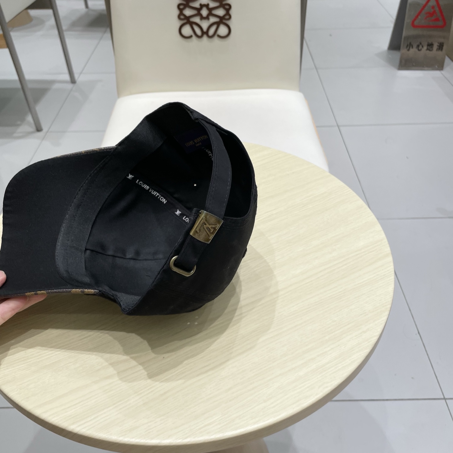 🧢路易威登棒球帽 LouisVuitton😍新款LV棒球帽，重工打造♥️高端大气，百搭款🤗男女通用！跑量