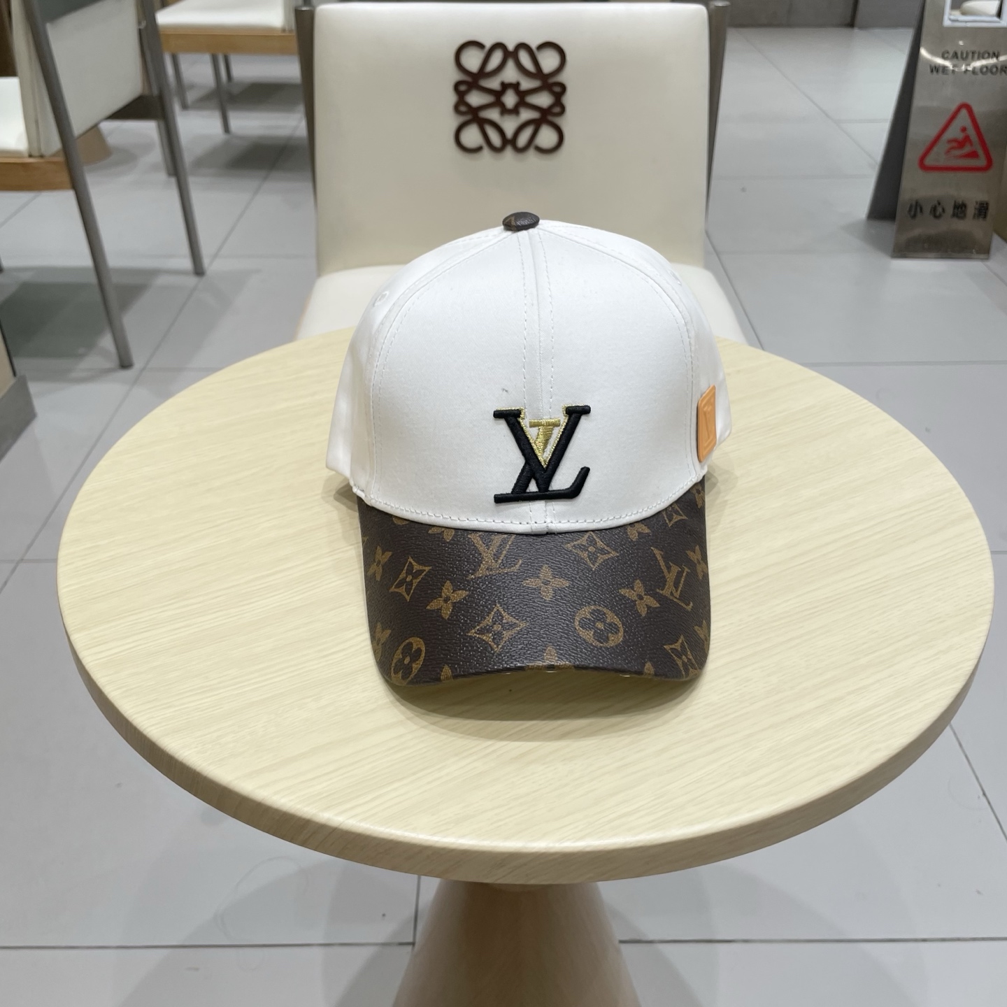 🧢路易威登棒球帽 LouisVuitton😍新款LV棒球帽，重工打造♥️高端大气，百搭款🤗男女通用！跑量