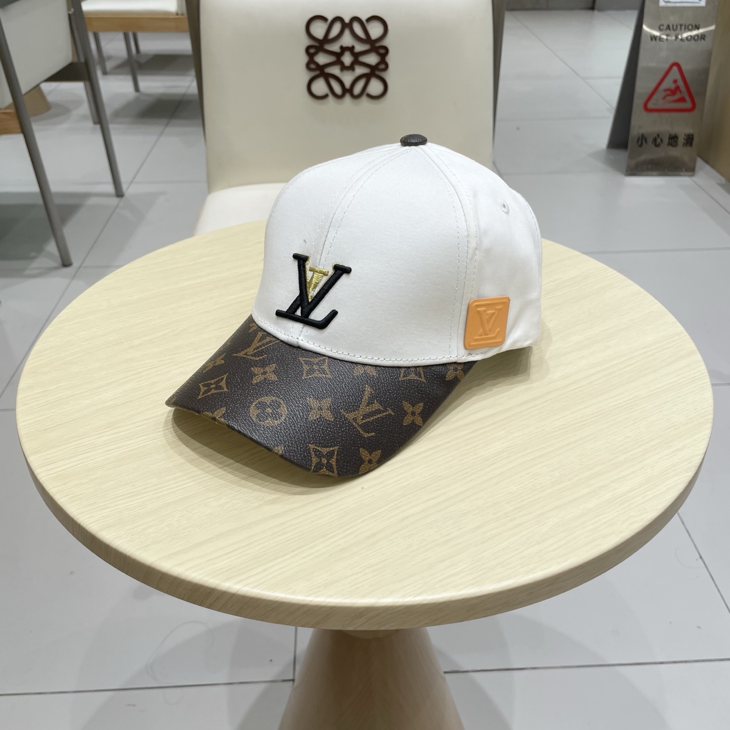 🧢路易威登棒球帽 LouisVuitton😍新款LV棒球帽，重工打造♥️高端大气，百搭款🤗男女通用！跑量