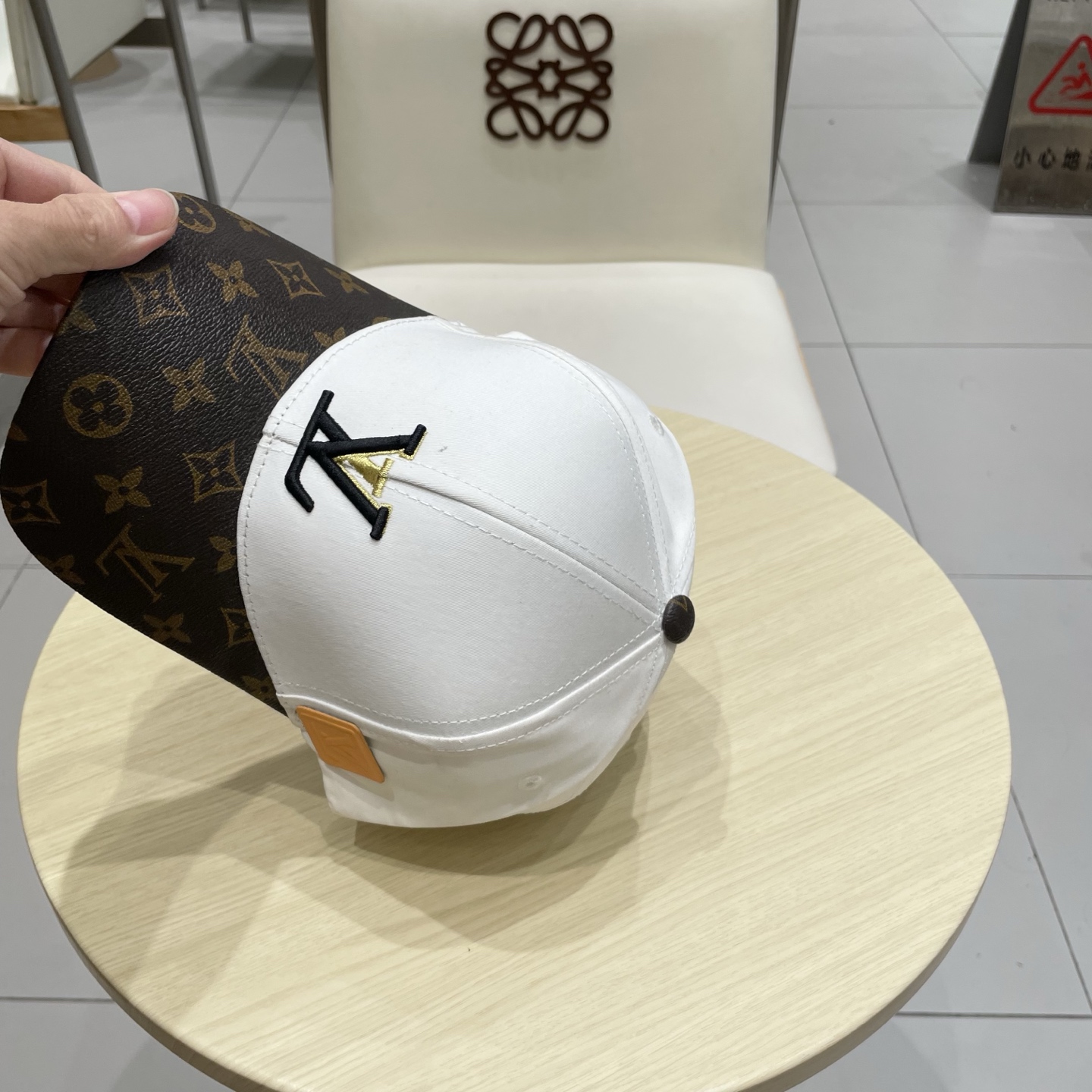 🧢路易威登棒球帽 LouisVuitton😍新款LV棒球帽，重工打造♥️高端大气，百搭款🤗男女通用！跑量